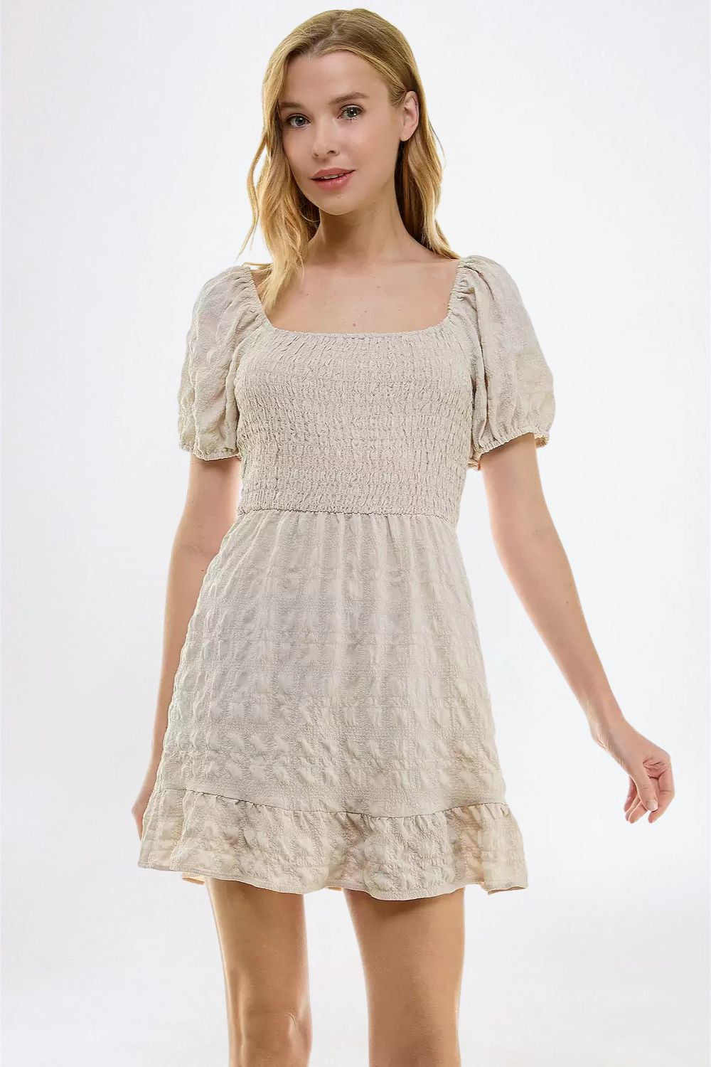 Vestido Corto Beige con Manga Abullonada