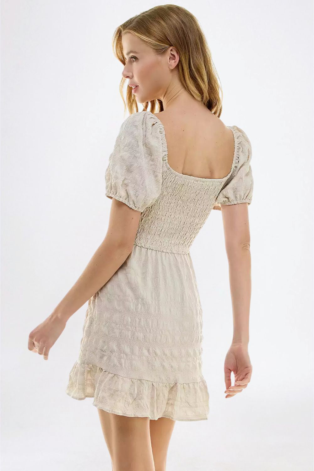 Vestido Corto Beige con Manga Abullonada