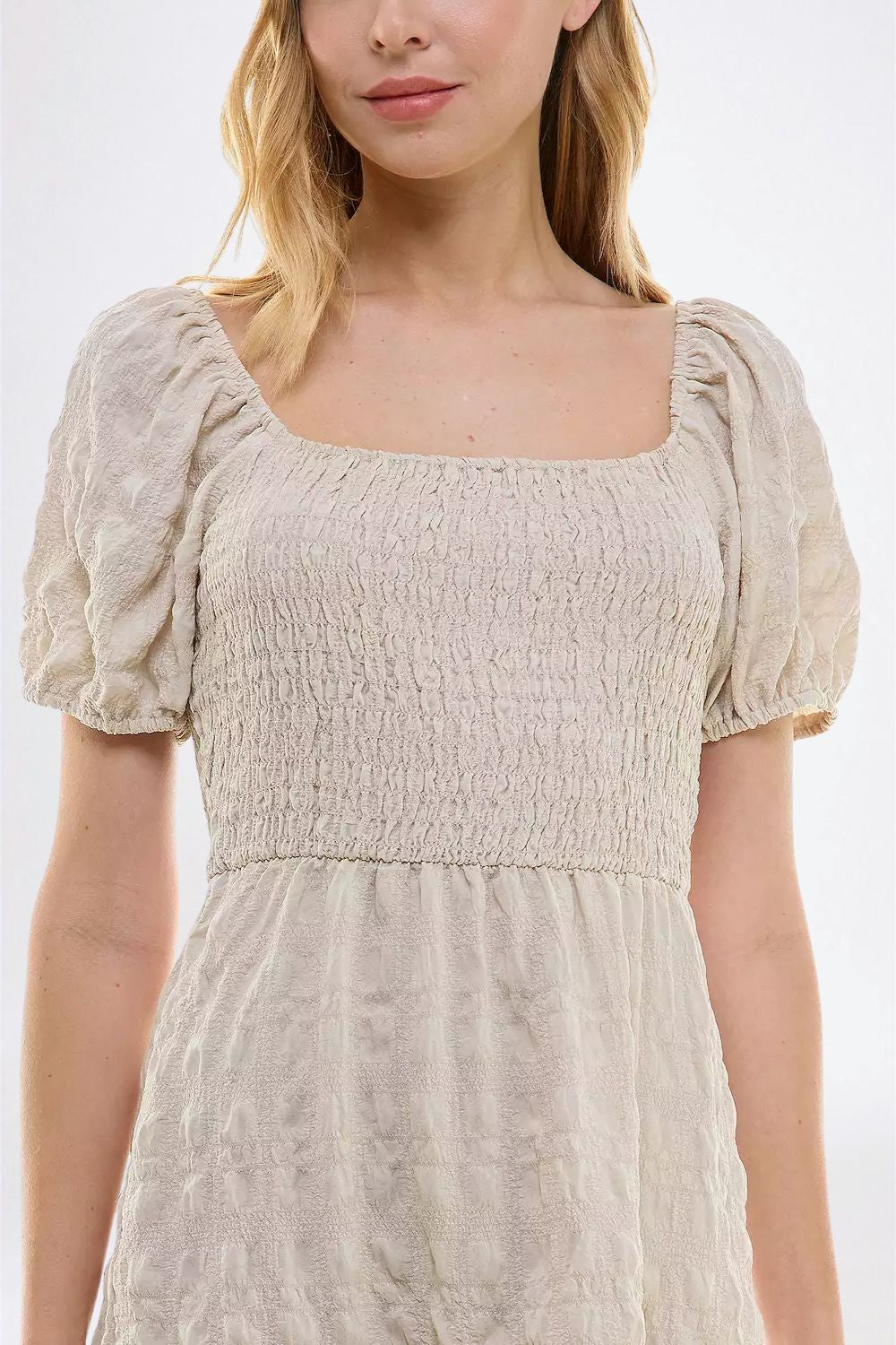 Vestido Corto Beige con Manga Abullonada