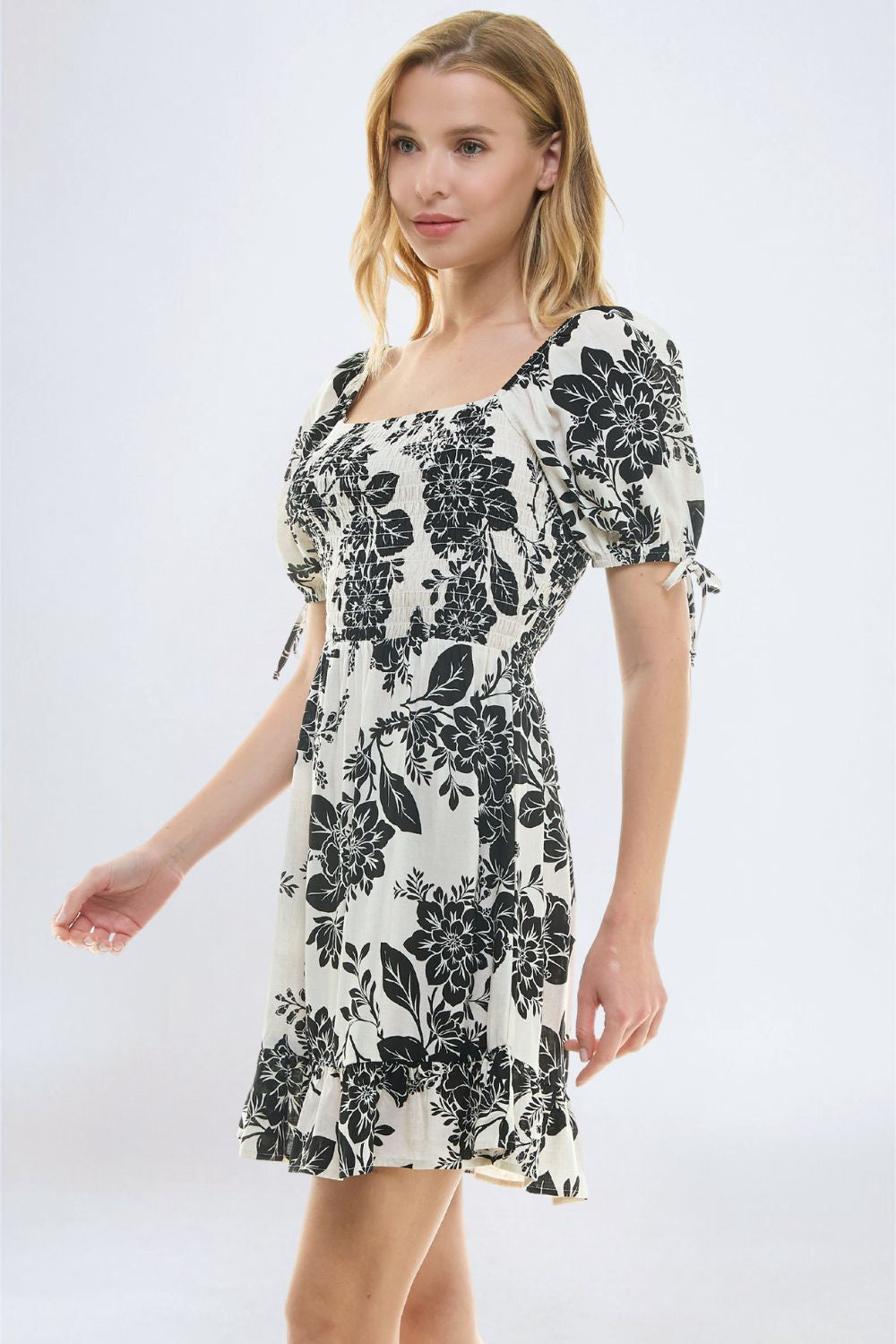 Vestido Corto Blanco con Estampado Negro con Smock
