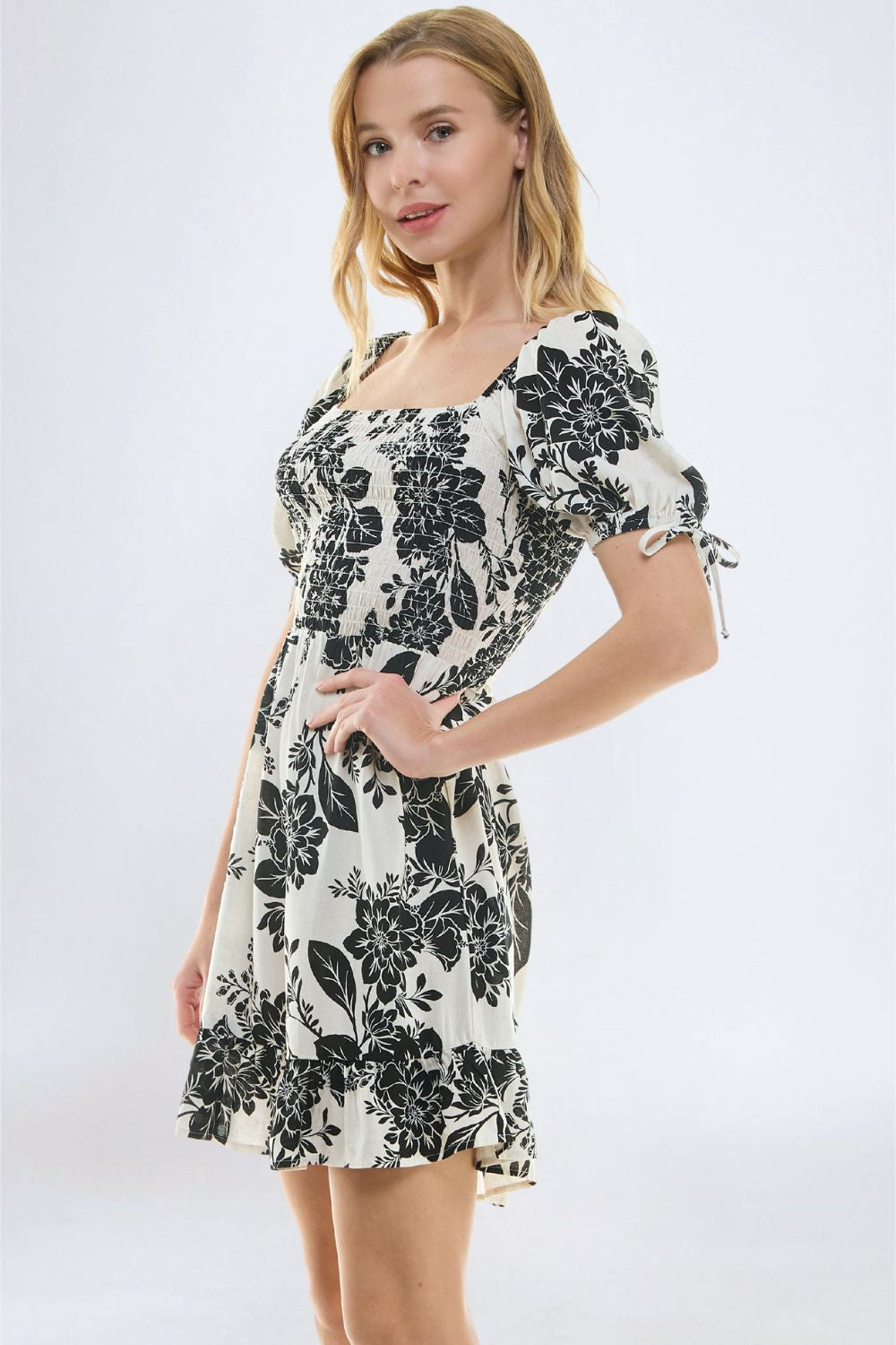 Vestido Corto Blanco con Estampado Negro con Smock