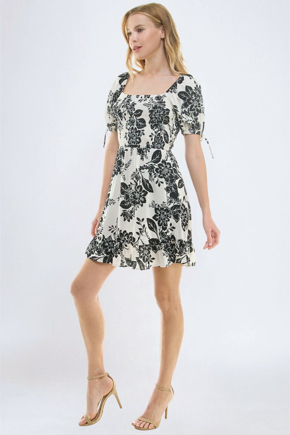 Vestido Corto Blanco con Estampado Negro con Smock