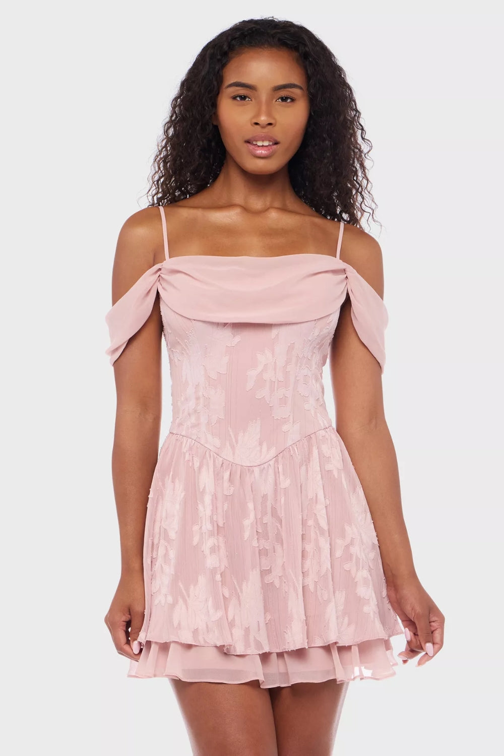 Vestido corto rosa con textura floral