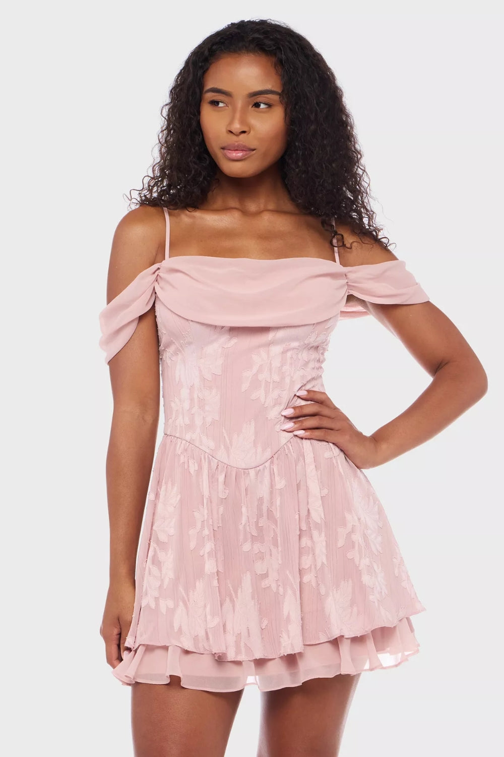 Vestido corto rosa con textura floral