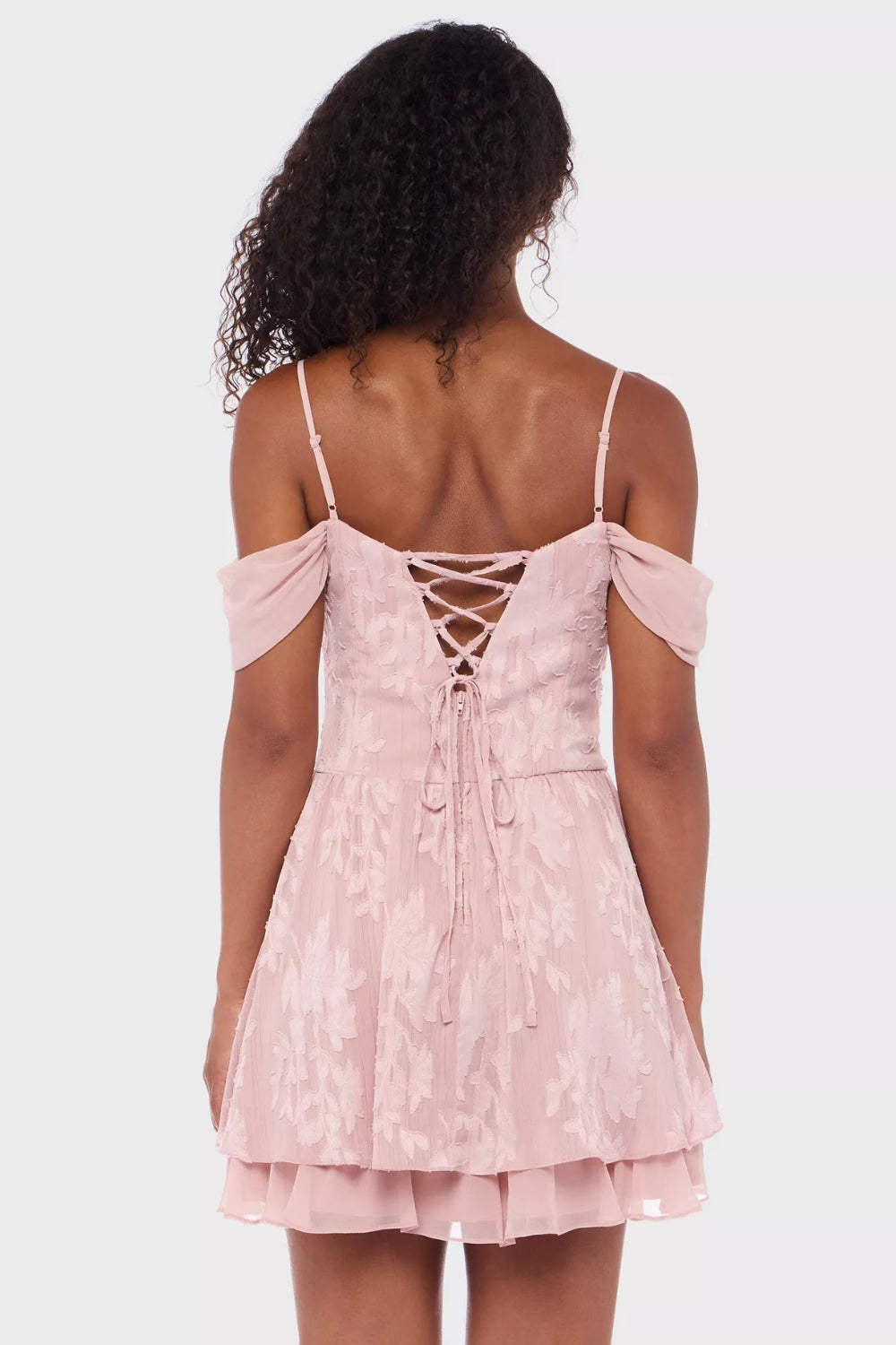 Vestido corto rosa con textura floral