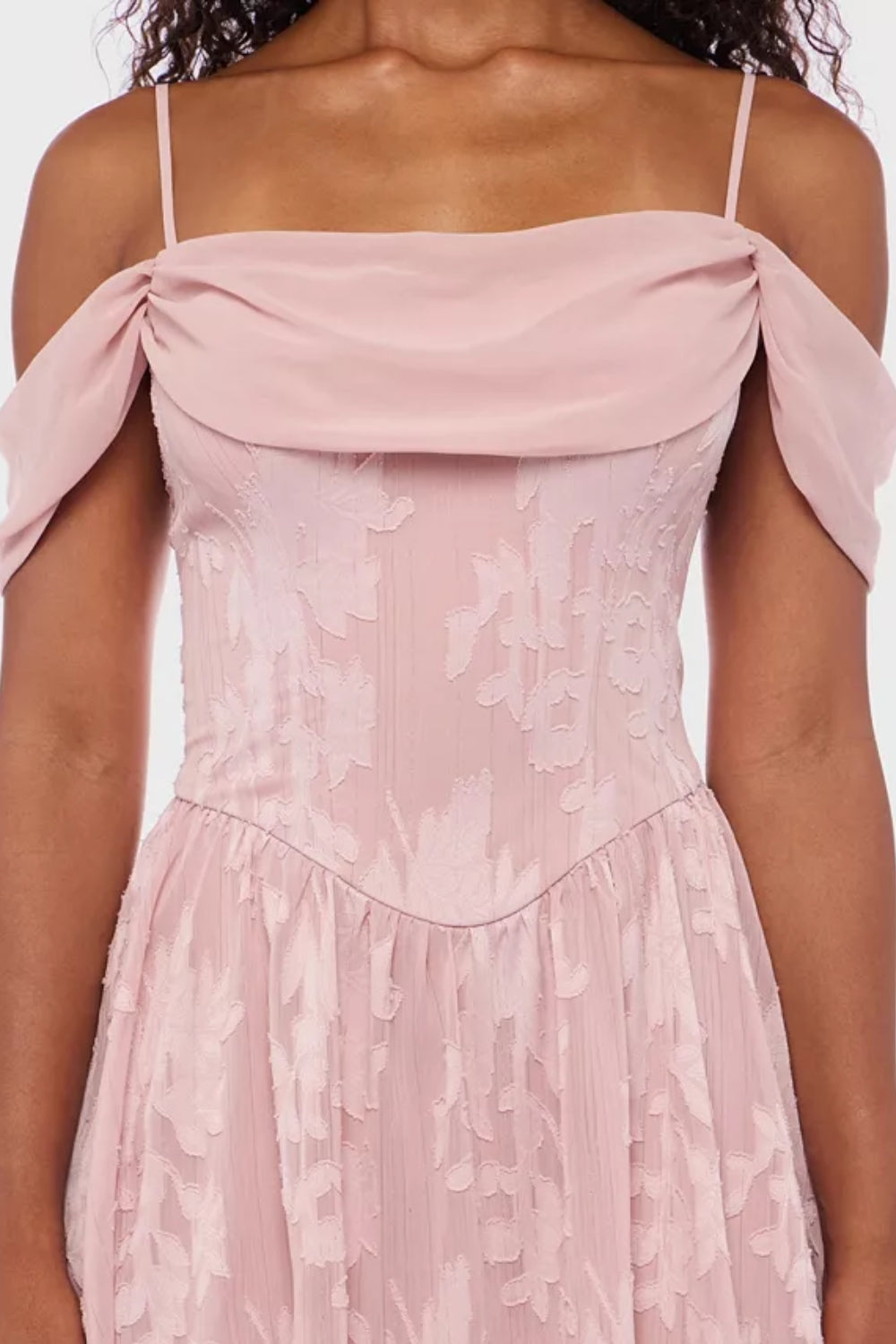 Vestido corto rosa con textura floral