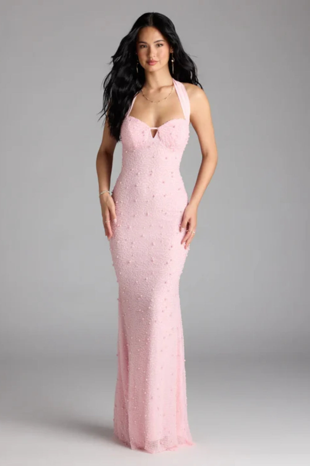 Vestido largo rosa pastel con perlas y aplicaciones