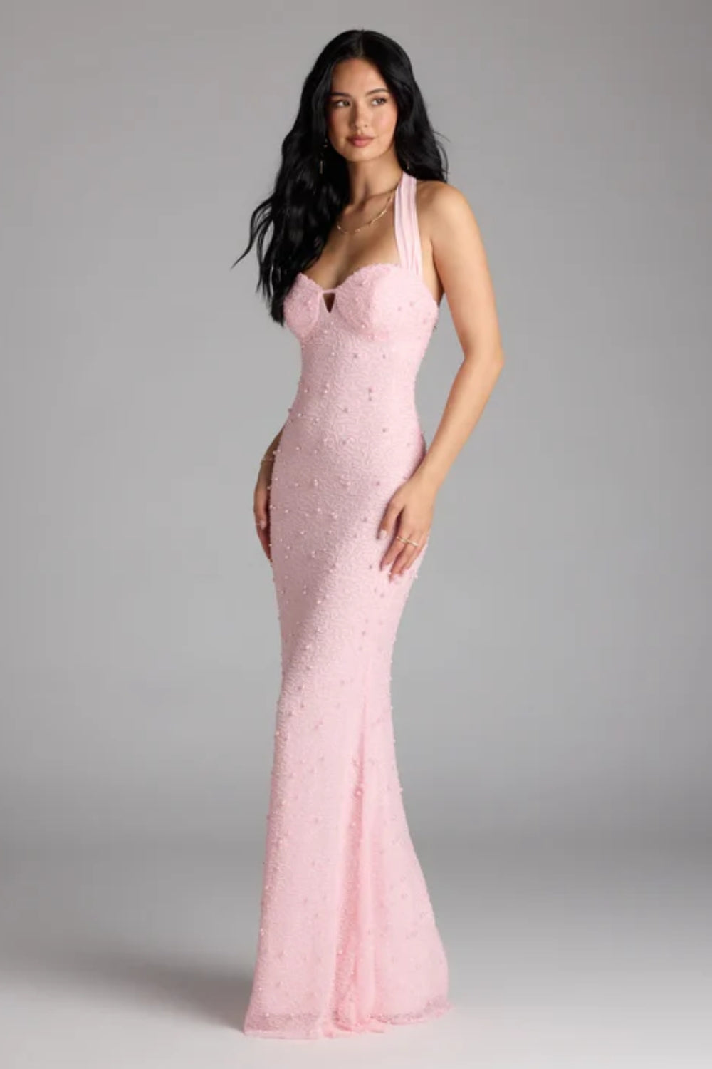 Vestido largo rosa pastel con perlas y aplicaciones