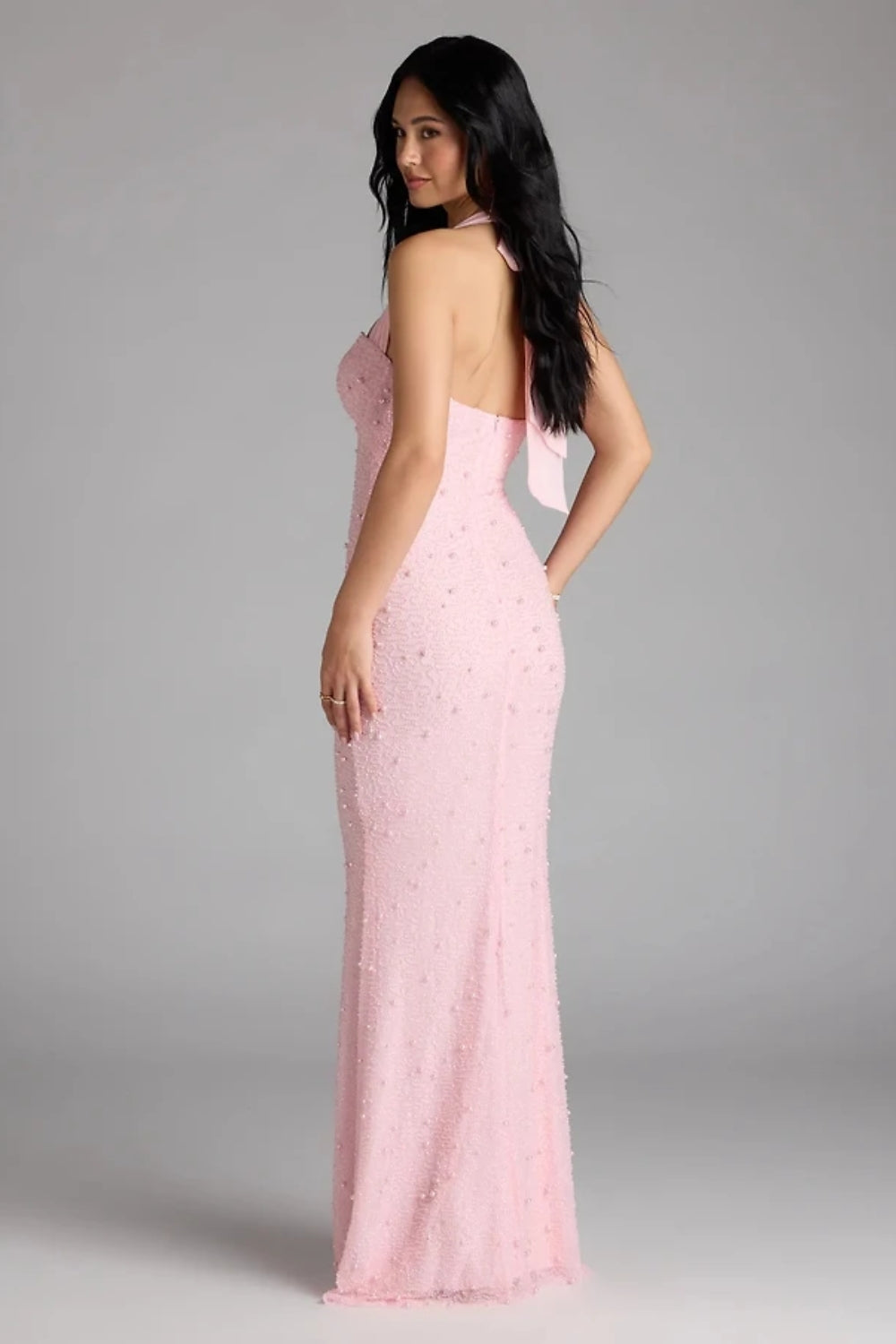 Vestido largo rosa pastel con perlas y aplicaciones