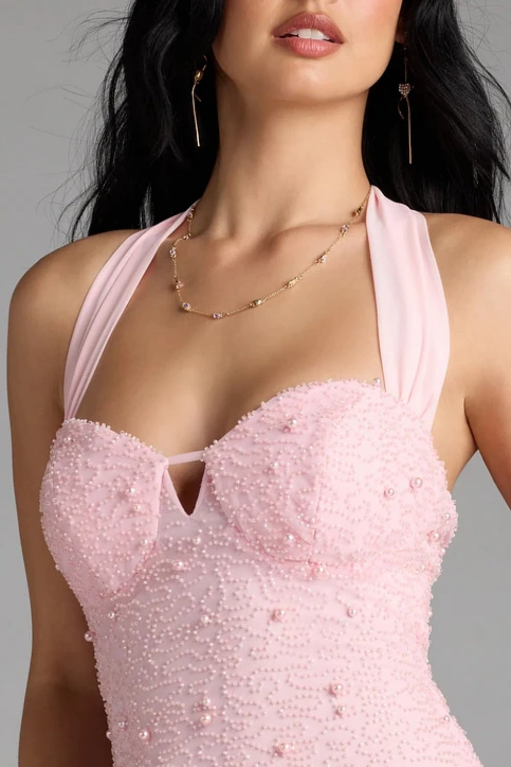 Vestido largo rosa pastel con perlas y aplicaciones