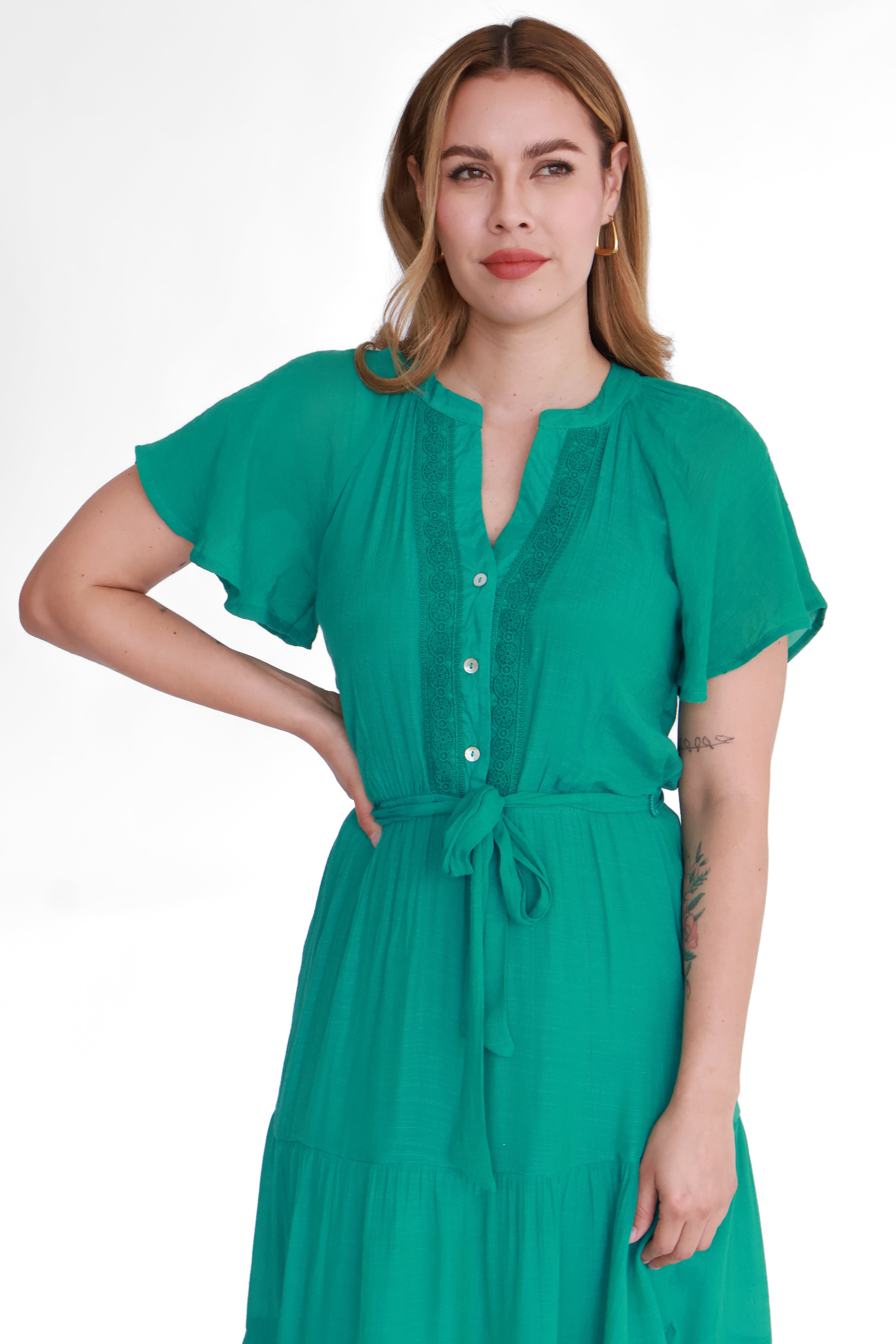 Vestido Midi con Olanes y Cinturón | $270 pz