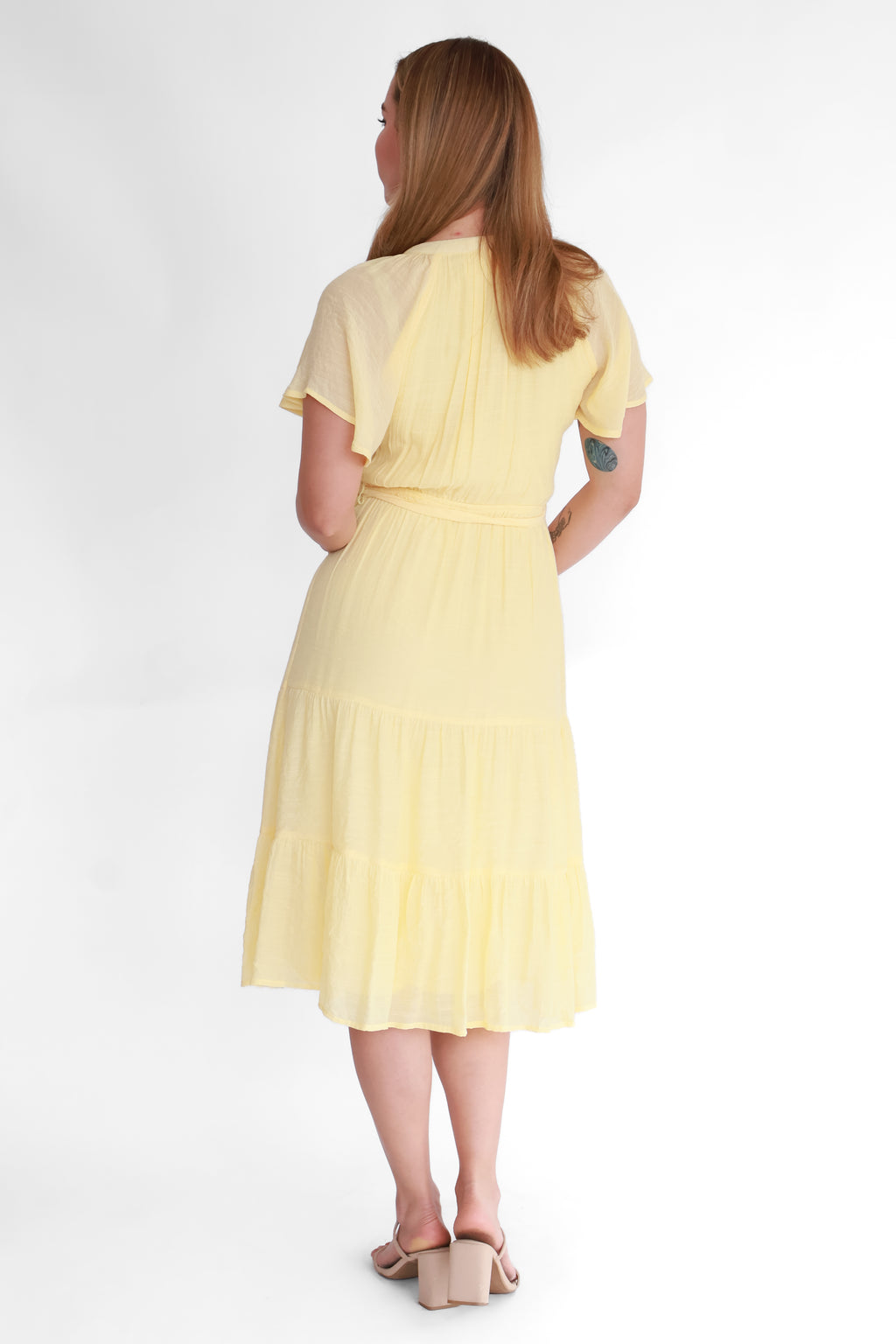 Vestido Midi con Olanes y Cinturón | $270 pz