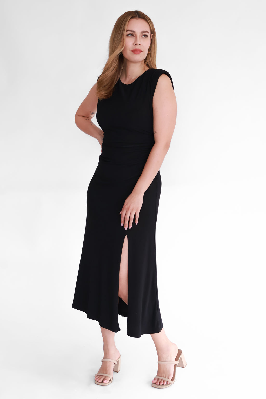Vestido Midi Negro con Fruncido Lateral y Hombreras  | $400 pz