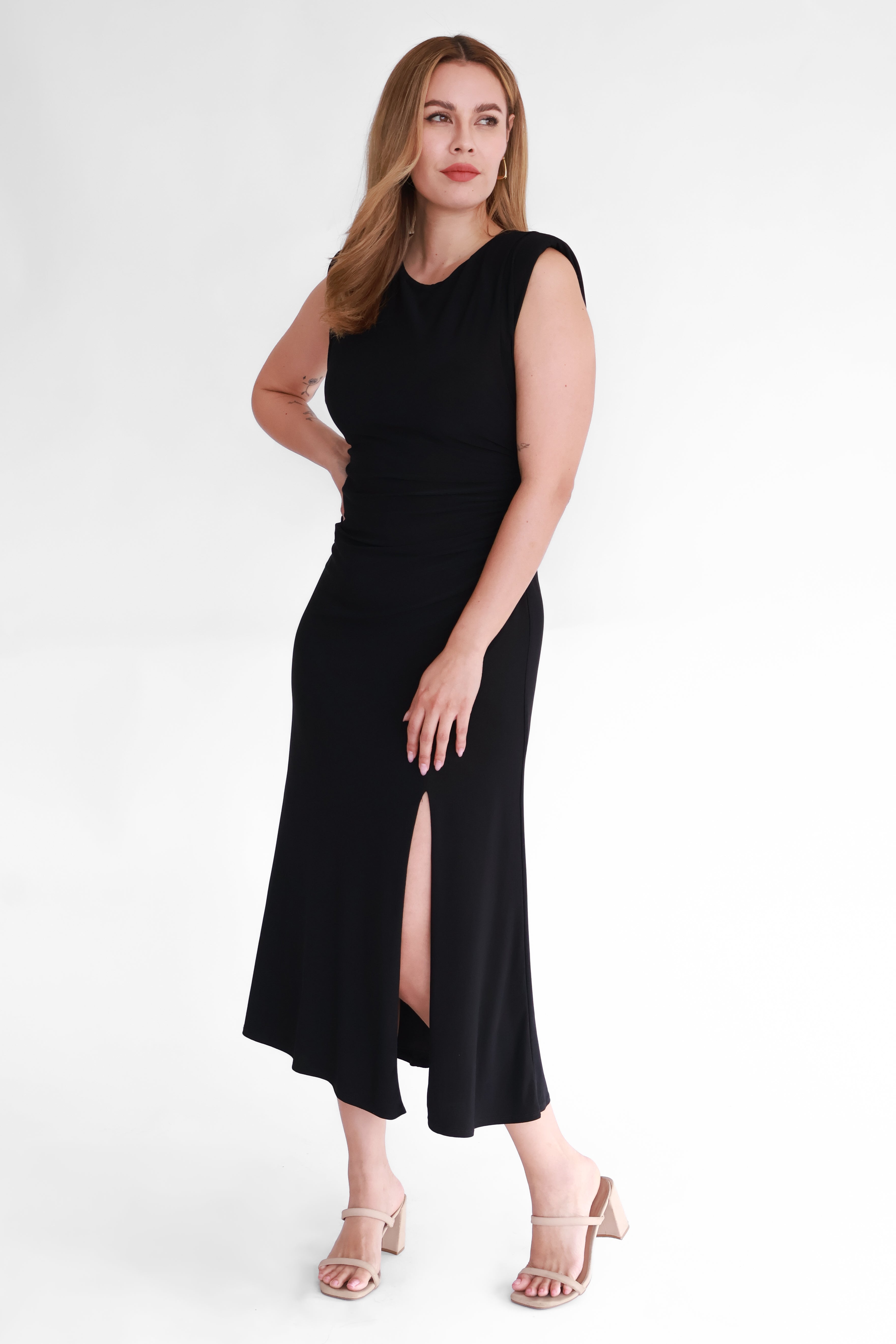 Vestido Midi Negro con Fruncido Lateral y Hombreras  | $400 pz
