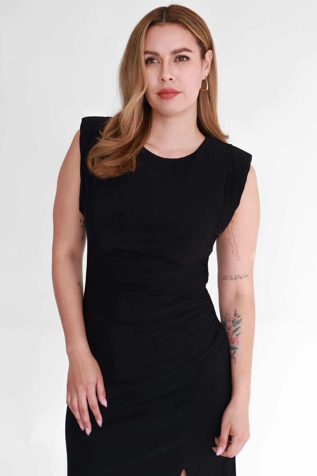 Vestido Midi Negro con Fruncido Lateral y Hombreras  | $400 pz