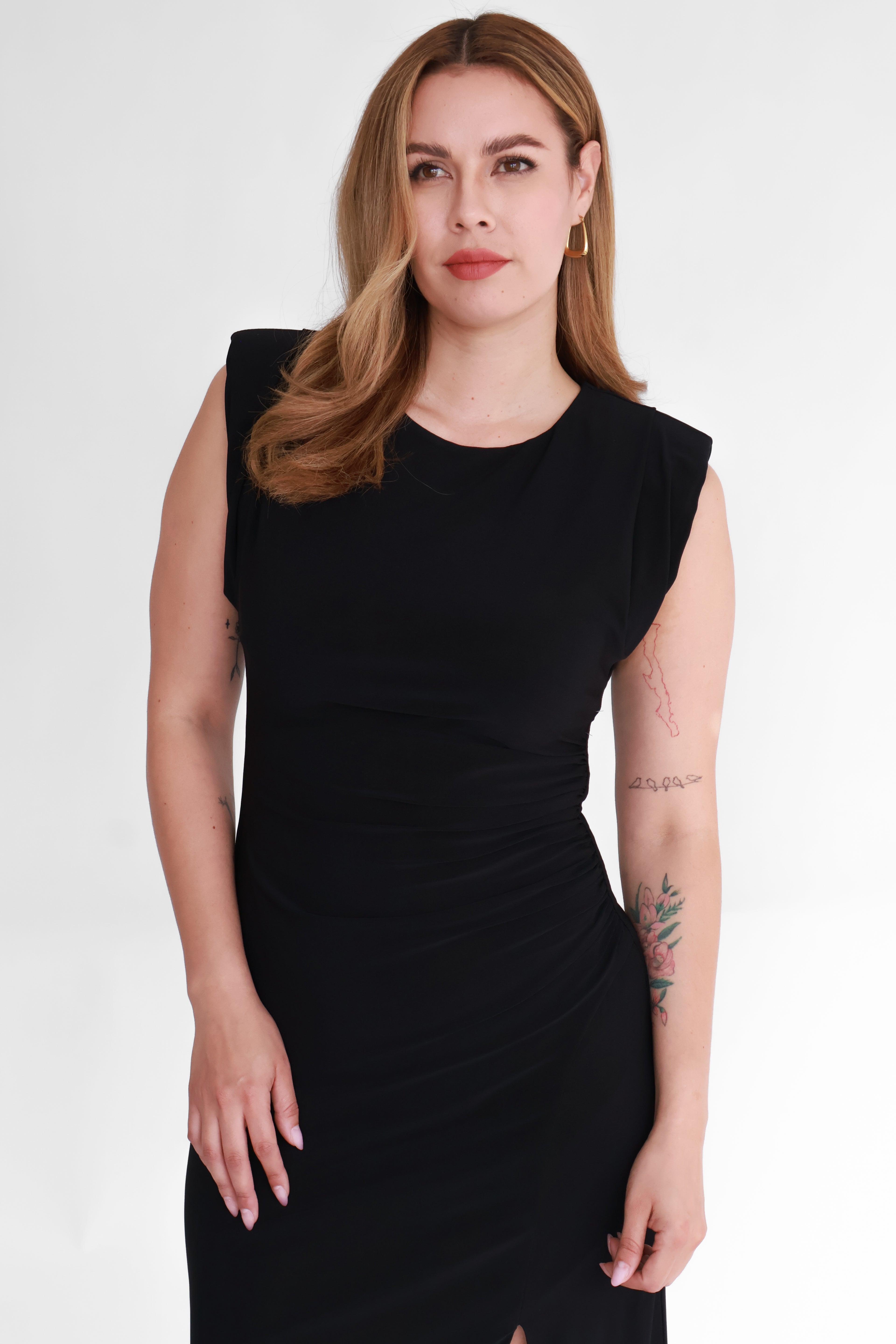 Vestido Midi Negro con Fruncido Lateral y Hombreras  | $400 pz