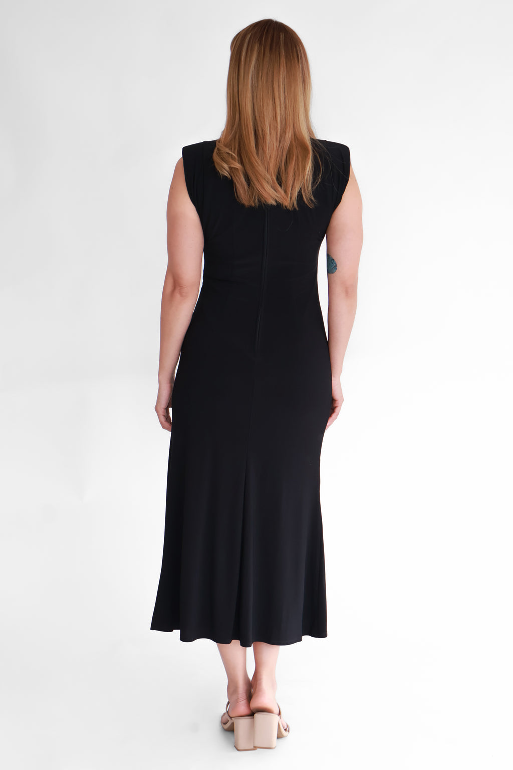 Vestido Midi Negro con Fruncido Lateral y Hombreras  | $400 pz