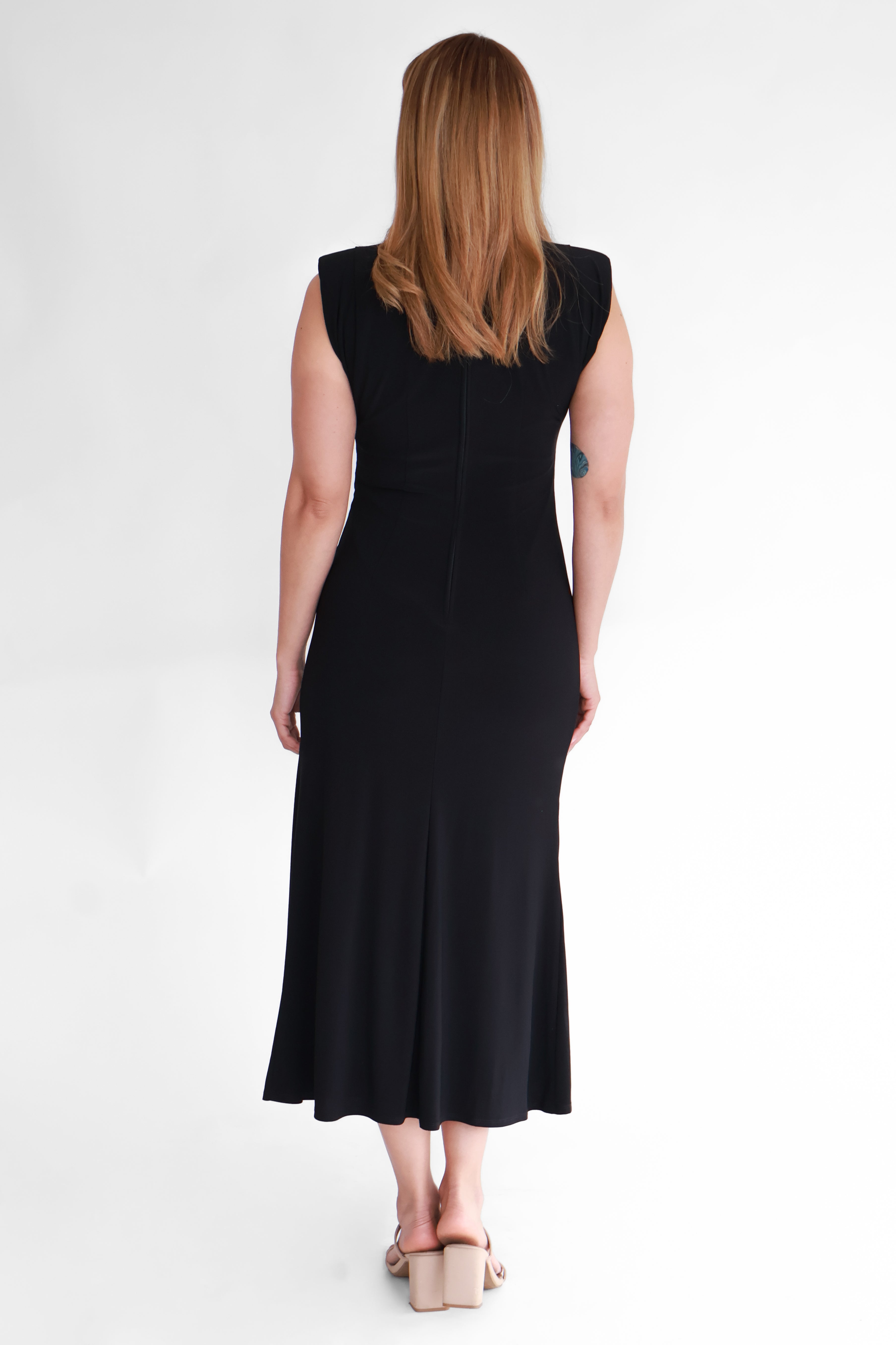 Vestido Midi Negro con Fruncido Lateral y Hombreras  | $400 pz