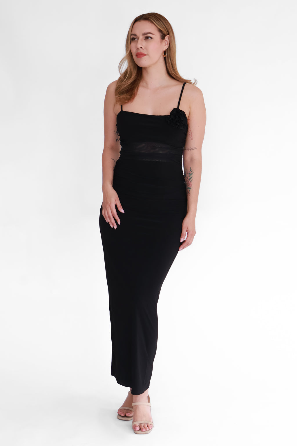 Vestido Midi Negro con Transparencia y Flor | $275 pz