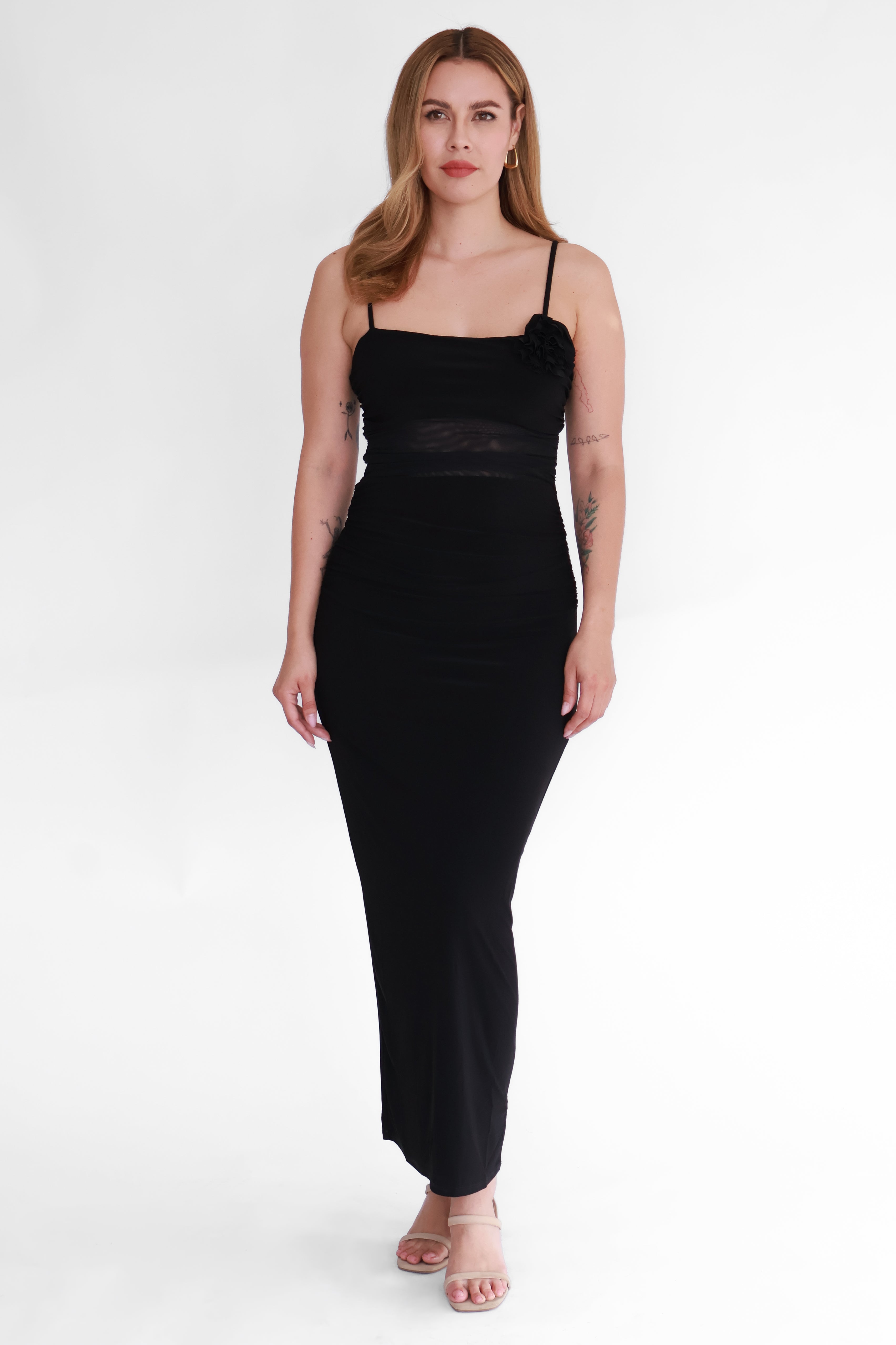 Vestido Midi Negro con Transparencia y Flor | $275 pz