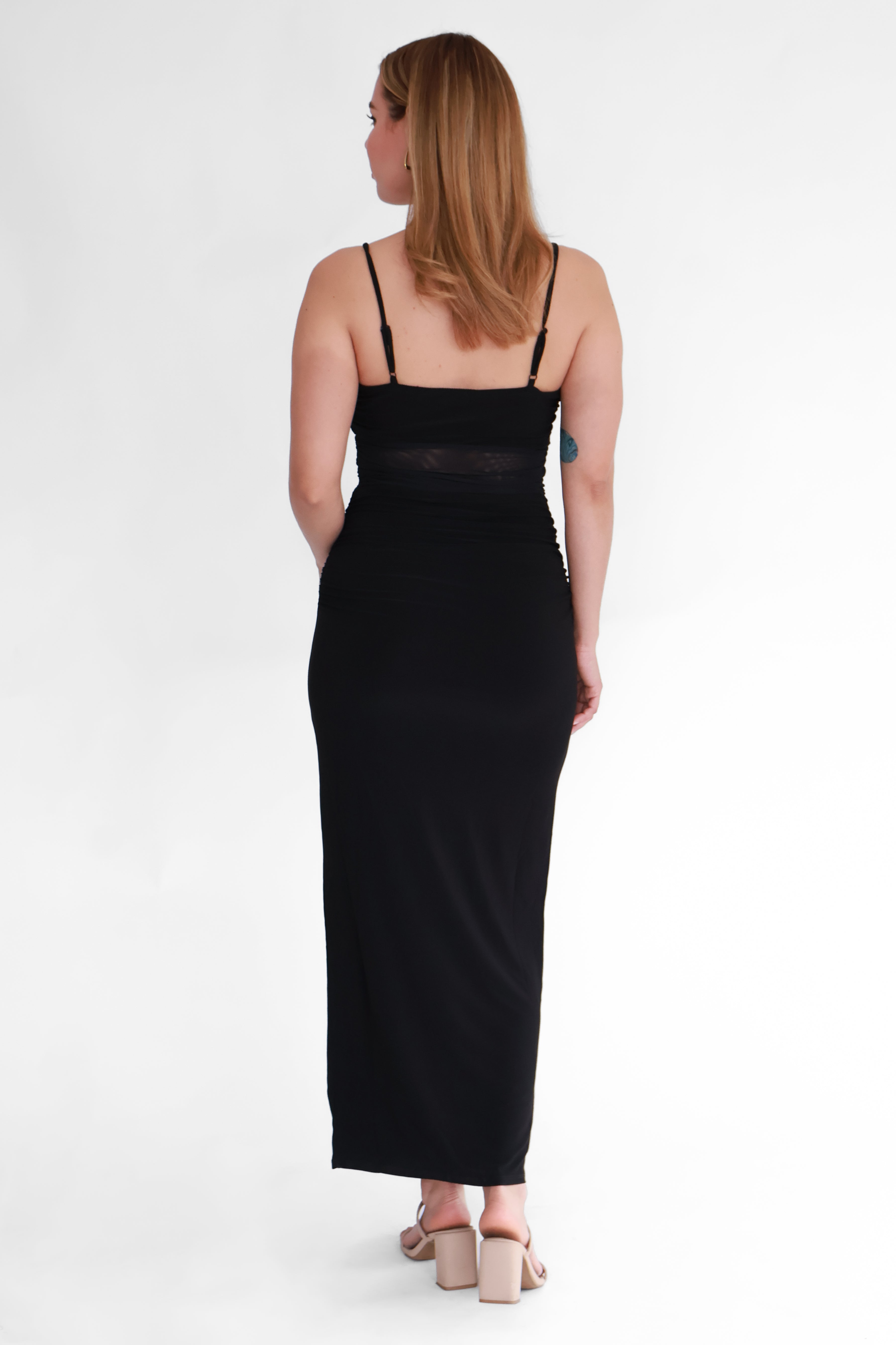 Vestido Midi Negro con Transparencia y Flor | $275 pz