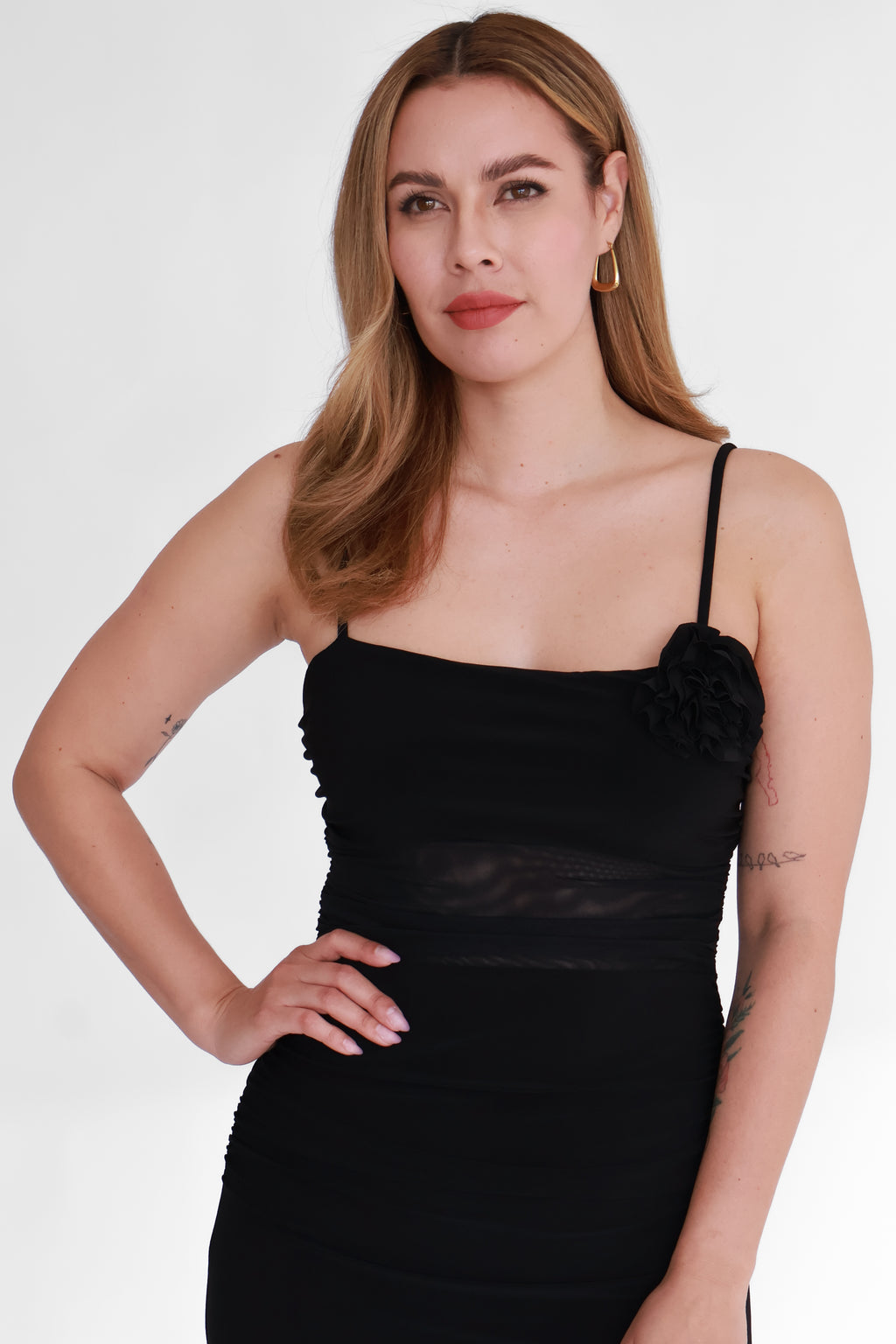 Vestido Midi Negro con Transparencia y Flor | $275 pz