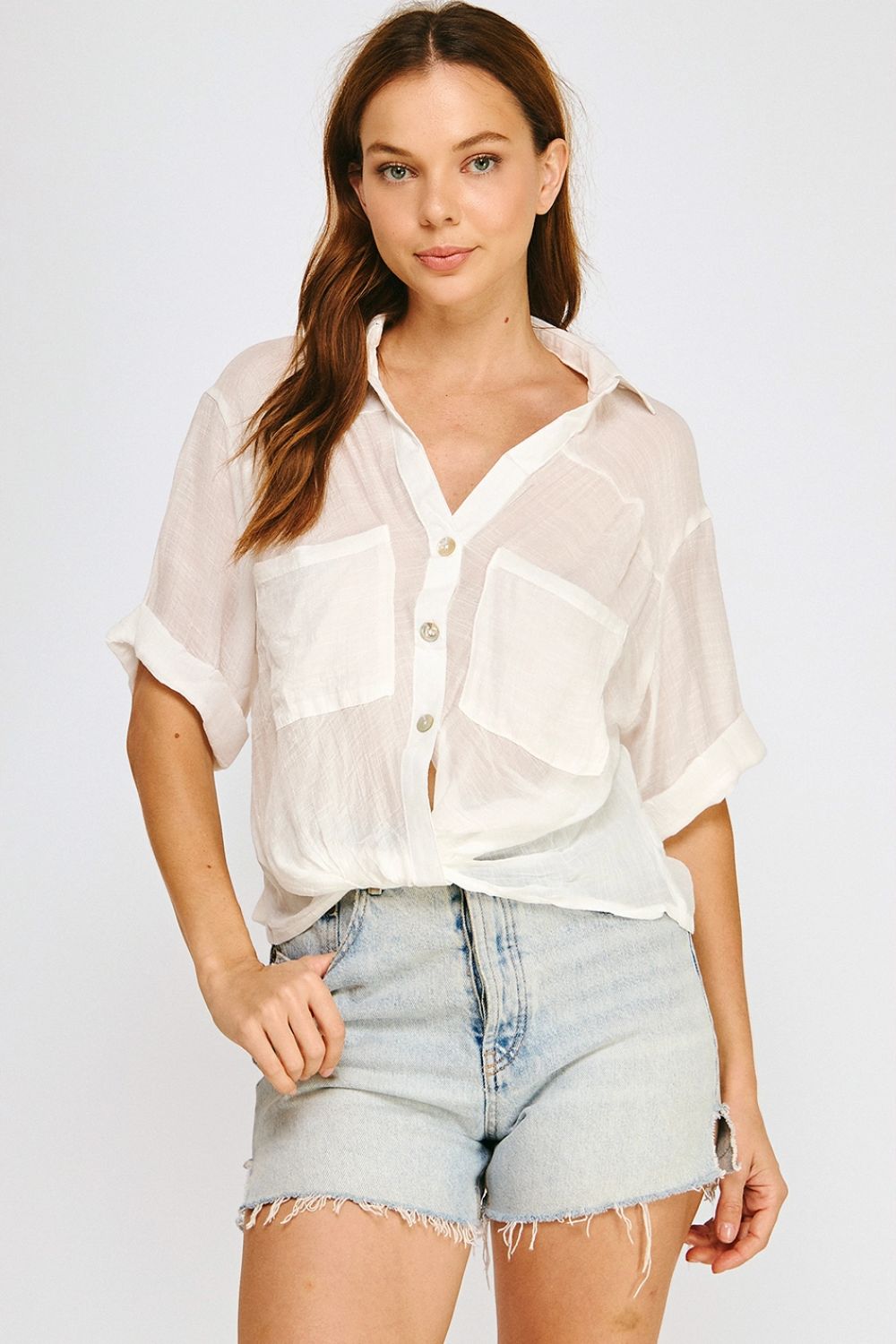 Blusa Blanca con Botones y Ajuste Inferior