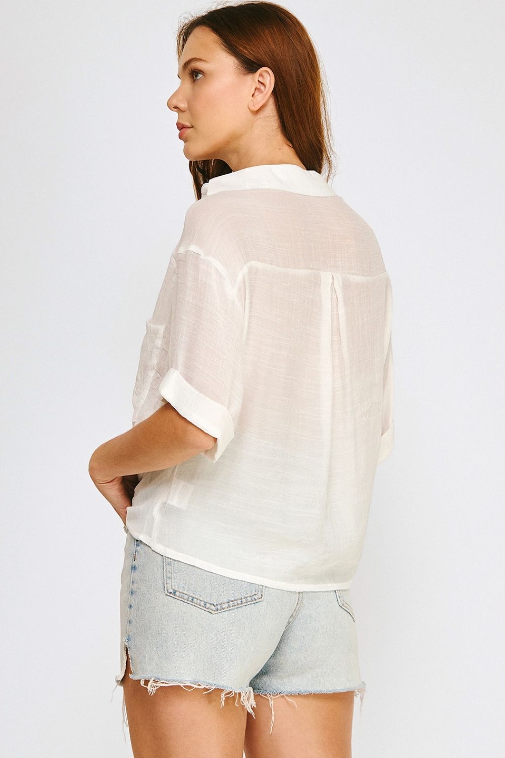 Blusa Blanca con Botones y Ajuste Inferior