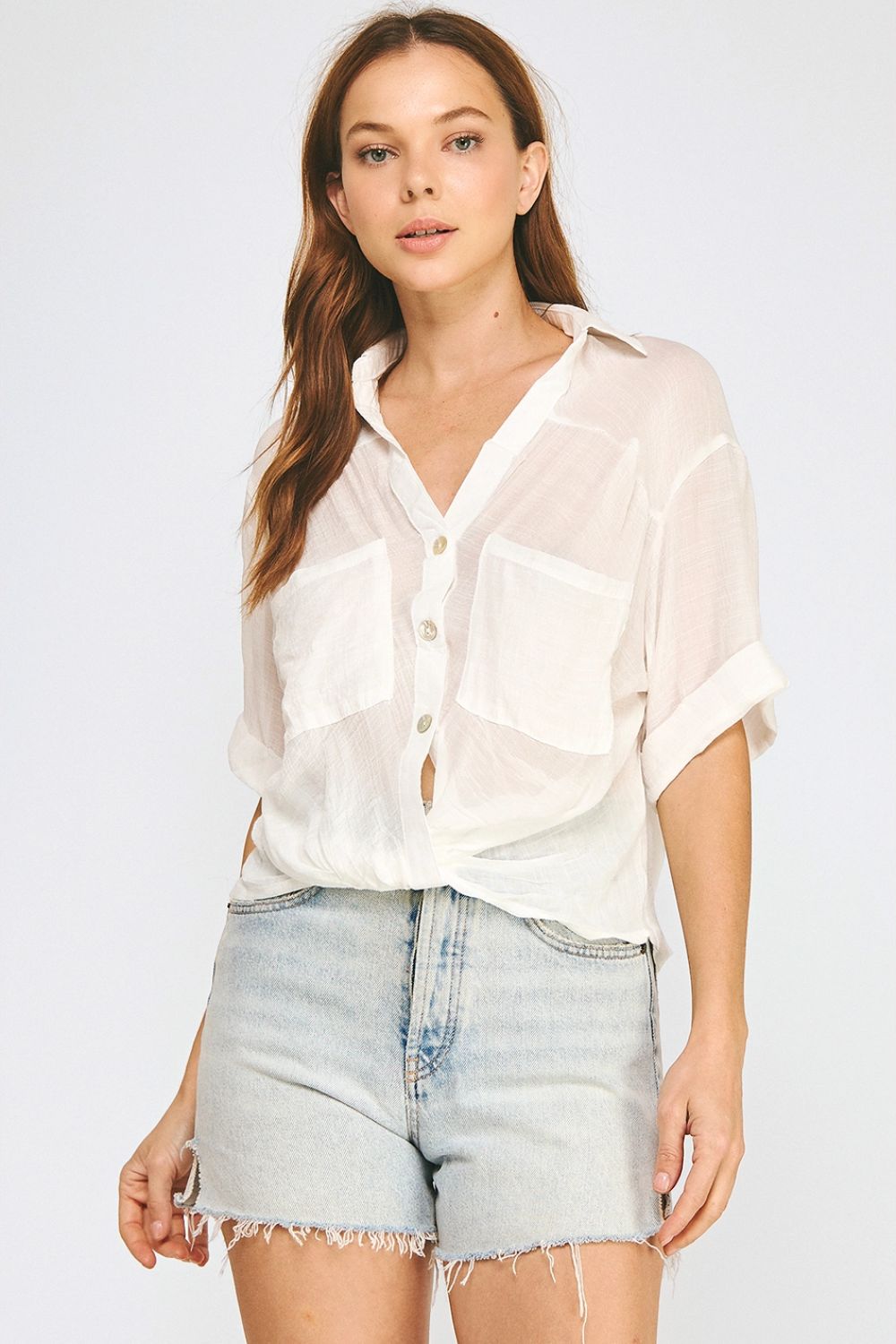 Blusa Blanca con Botones y Ajuste Inferior