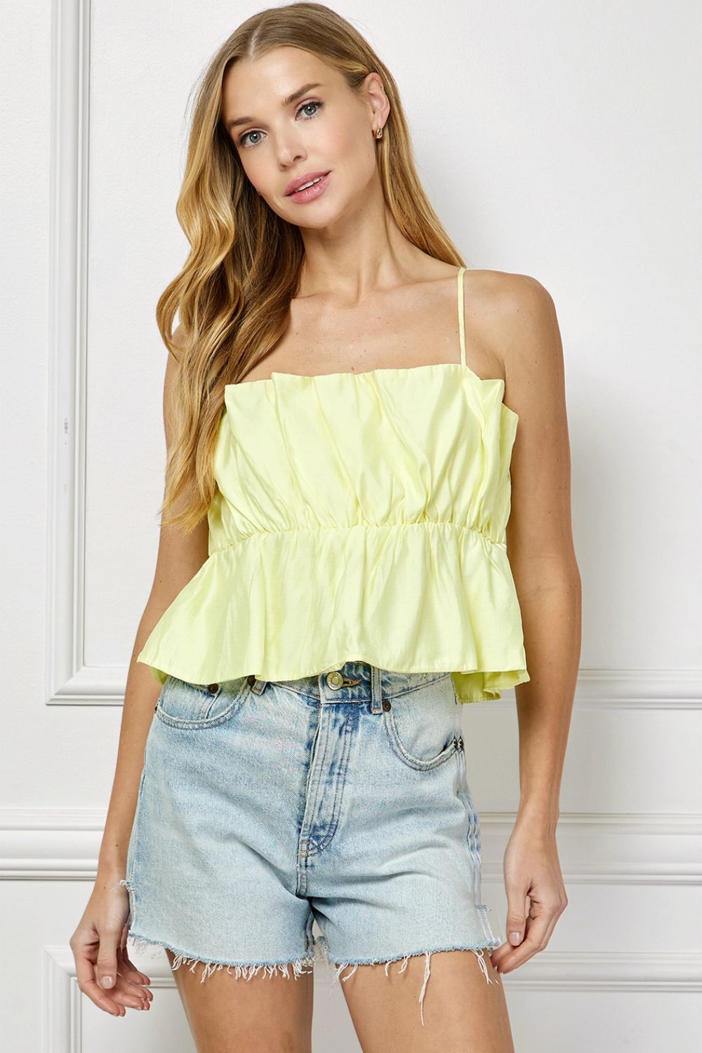 Blusa Amarilla con Tirantes Delgados y Corte Suelto