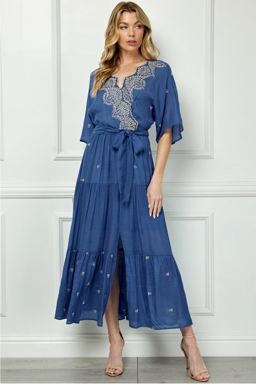 Vestido Midi Azul con Bordado y Cinturón