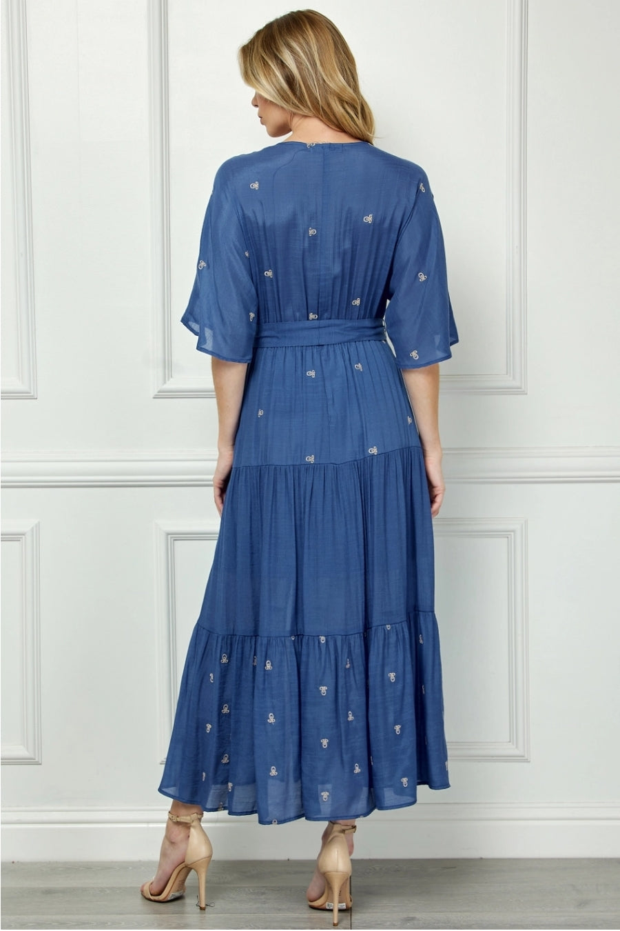 Vestido Midi Azul con Bordado y Cinturón