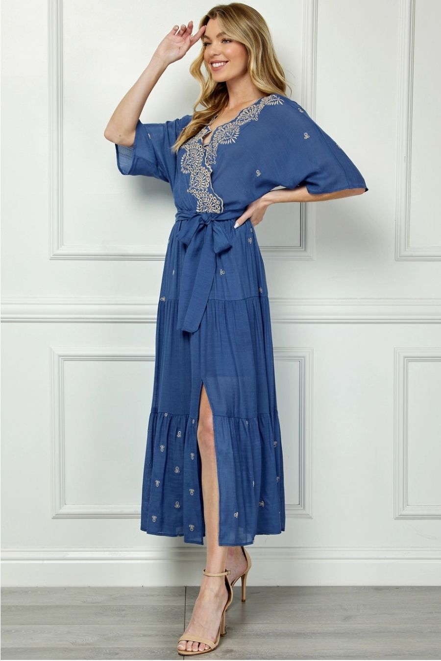 Vestido Midi Azul con Bordado y Cinturón