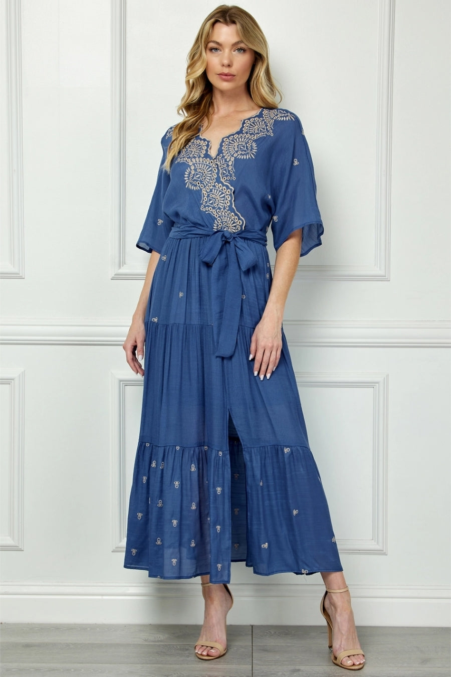 Vestido Midi Azul con Bordado y Cinturón