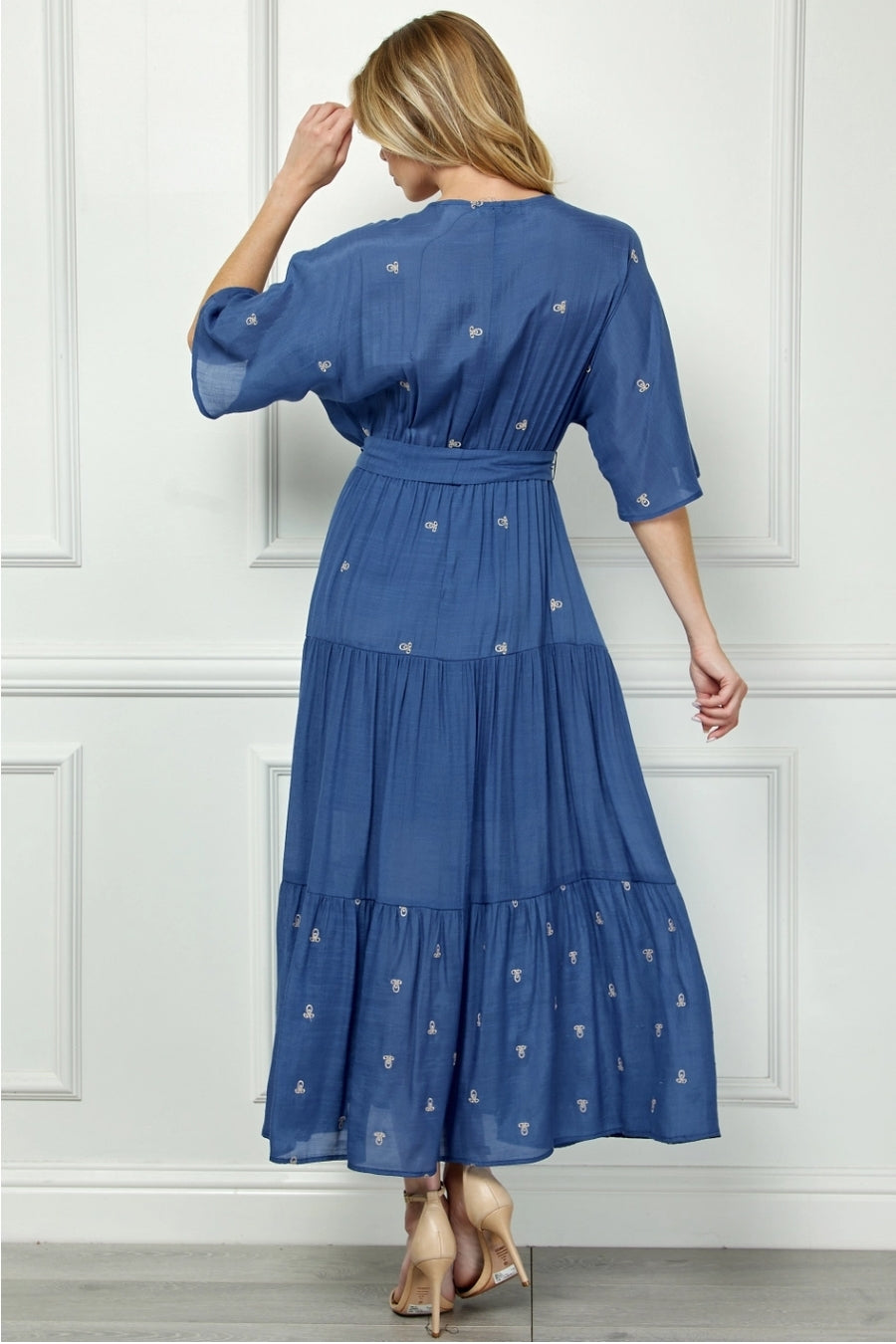 Vestido Midi Azul con Bordado y Cinturón