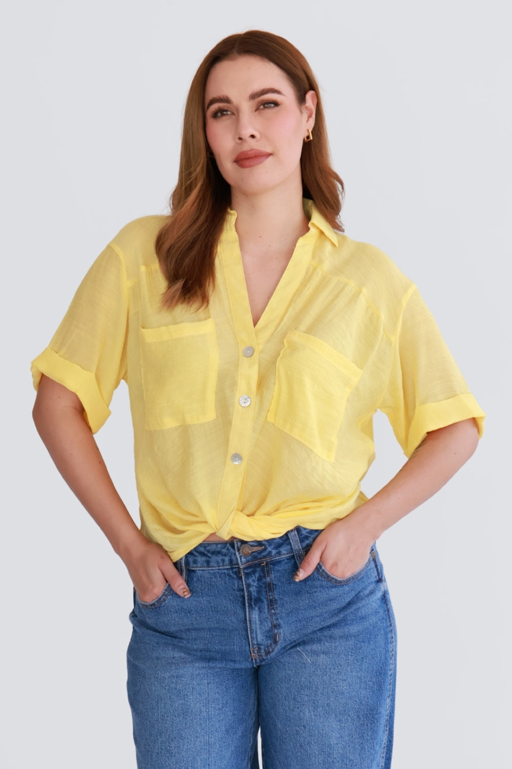 Blusa Amarilla con Botones y Ajuste Inferior