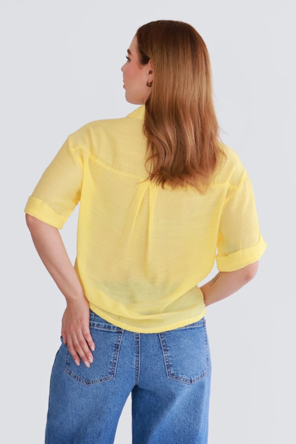 Blusa Amarilla con Botones y Ajuste Inferior
