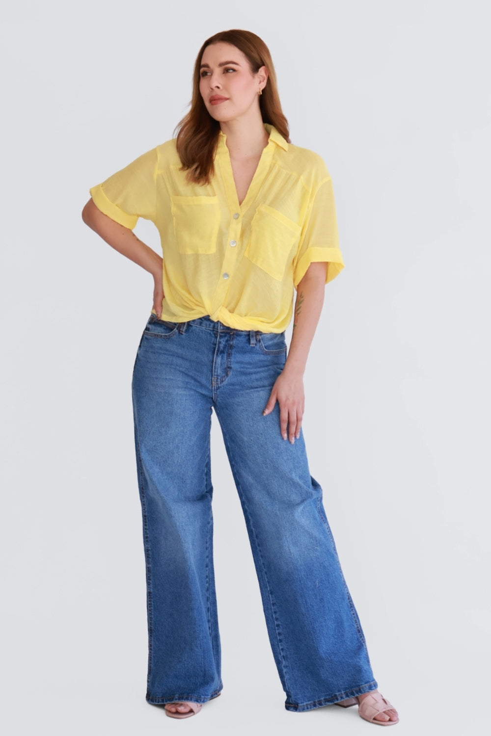 Blusa Amarilla con Botones y Ajuste Inferior