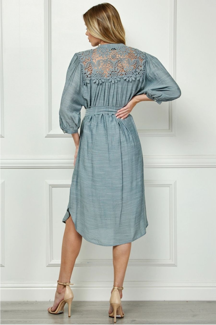 Vestido Midi Azul con Encaje en Hombros y Cinturón