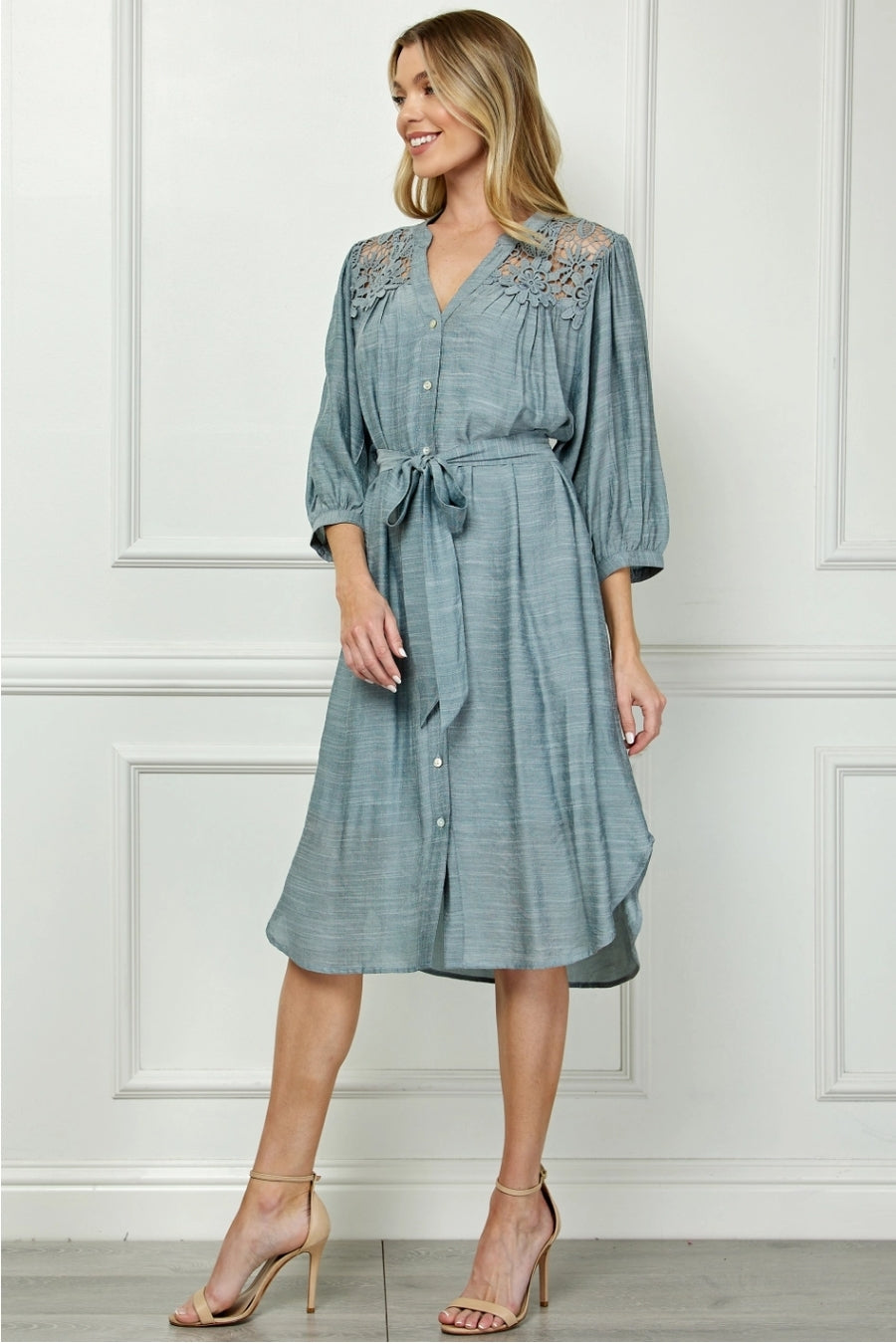 Vestido Midi Azul con Encaje en Hombros y Cinturón