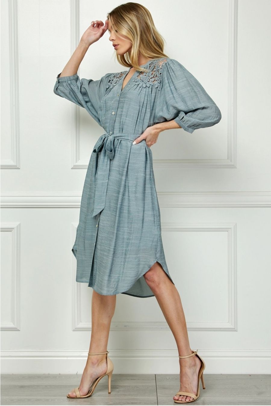 Vestido Midi Azul con Encaje en Hombros y Cinturón