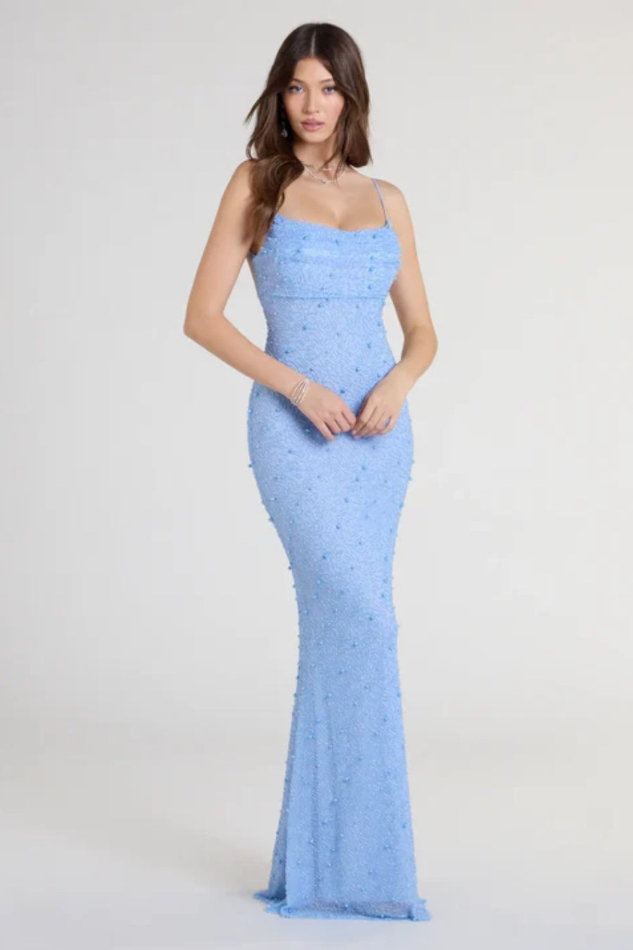 Vestido Largo Azul con Perlas y Espalda Descubierta