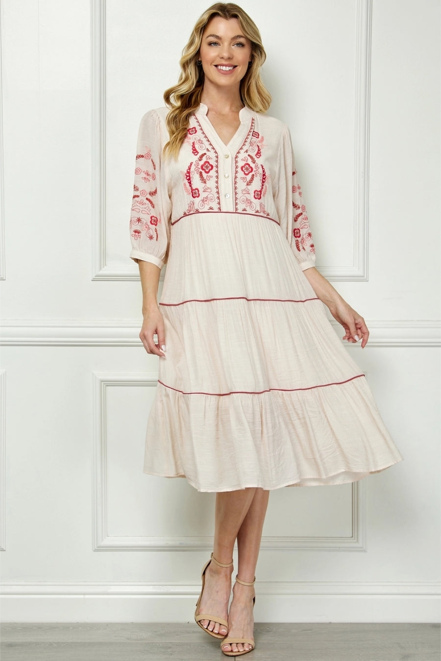 Vestido Midi Beige con Bordado Rojo