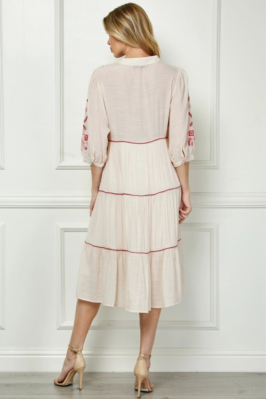 Vestido Midi Beige con Bordado Rojo