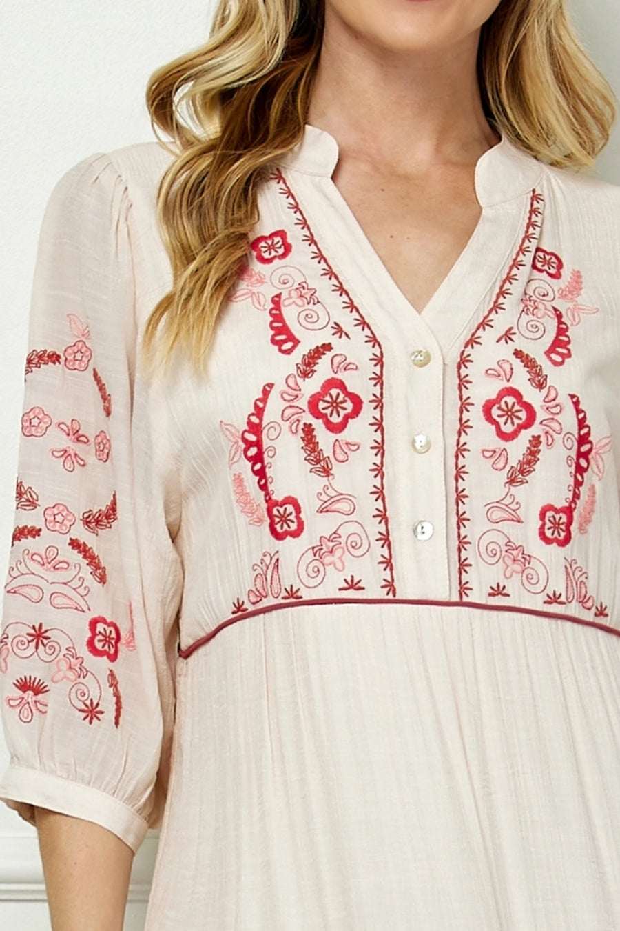 Vestido Midi Beige con Bordado Rojo