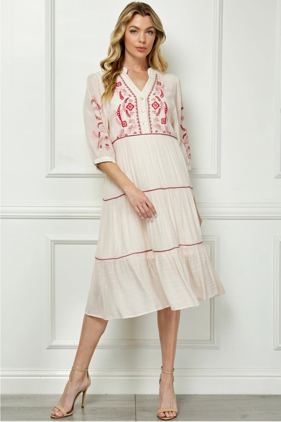 Vestido Midi Beige con Bordado Rojo