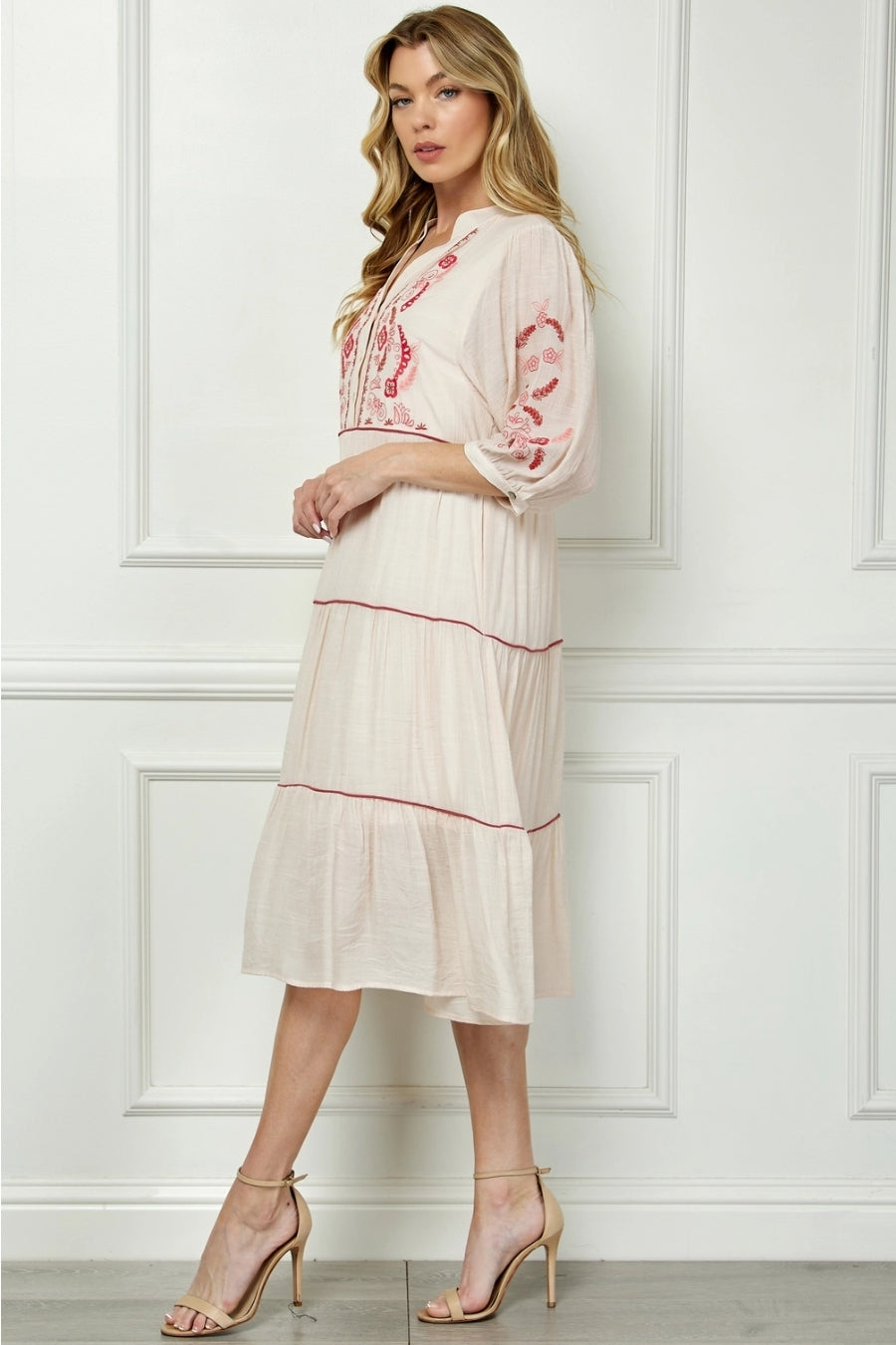 Vestido Midi Beige con Bordado Rojo