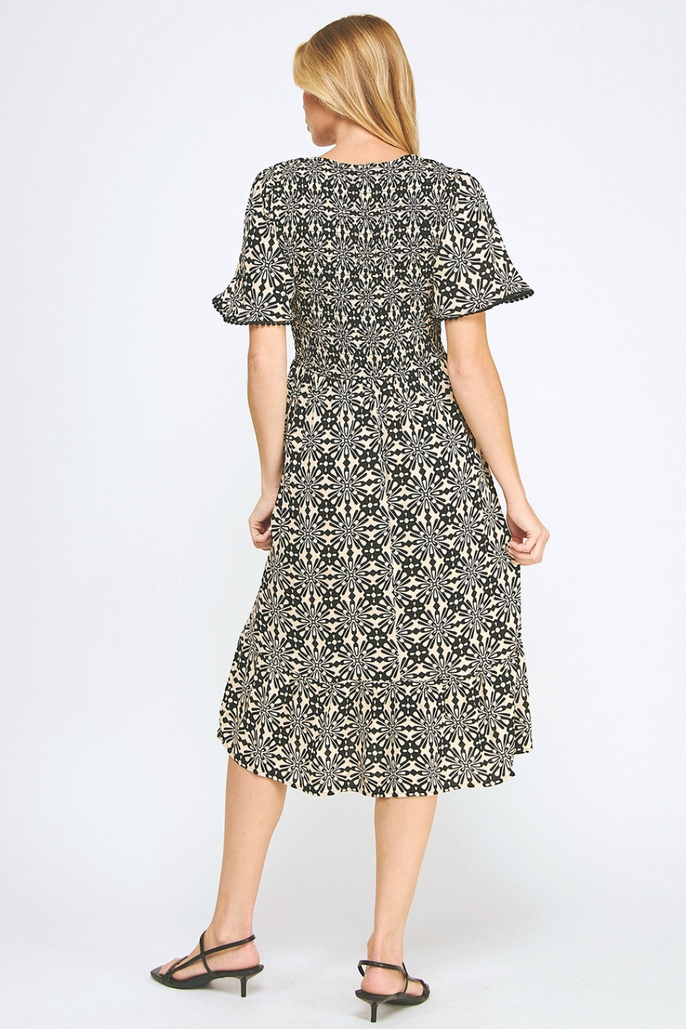 Vestido Midi Tan Estampado Negro con Mangas Cortas