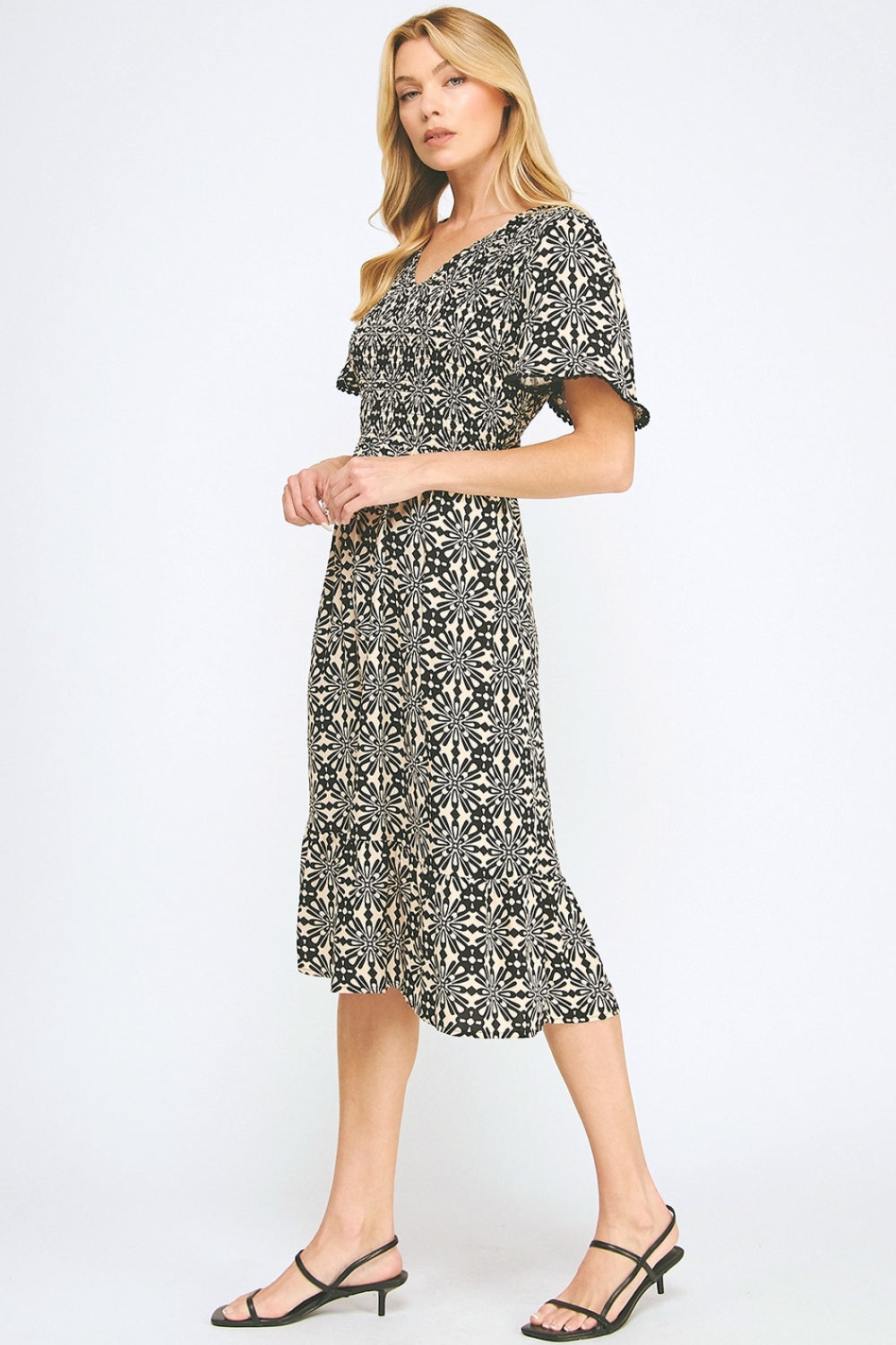 Vestido Midi Tan Estampado Negro con Mangas Cortas