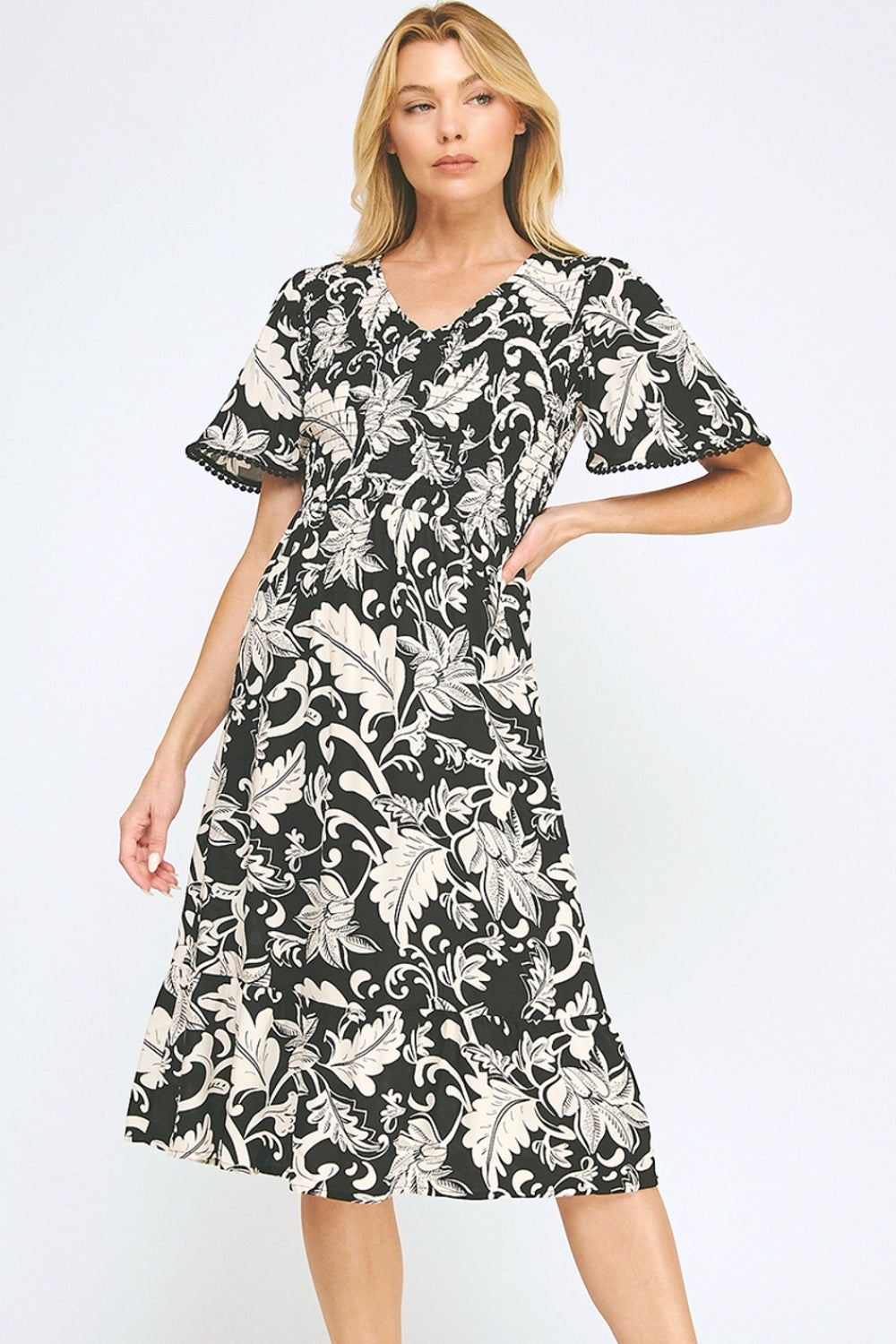 Vestido Midi Negro con Estampado Blanco y Mangas Cortas